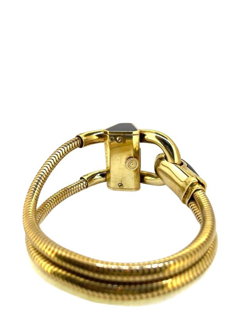 Brand	Van Cleef & Arpels
Reference number	D2301ri
Dealer product code	15926
Movement	 : Mechanical
Case material	Yellow gold
Bracelet material	Yellow gold
Year of production	1940-1949
Scope of delivery	
No original box, no original papers