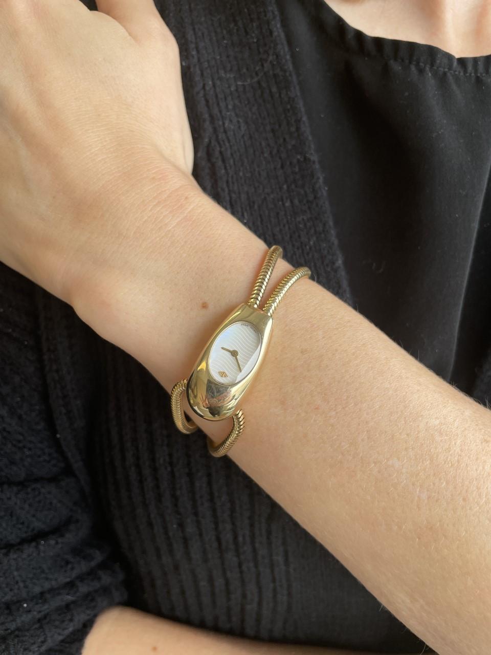 Van Cleef & Arpels
Cadenas Serti Armbanduhr
18k Gelbgold
Pave Diamanten auf Band Akzent
Box und Papierkram