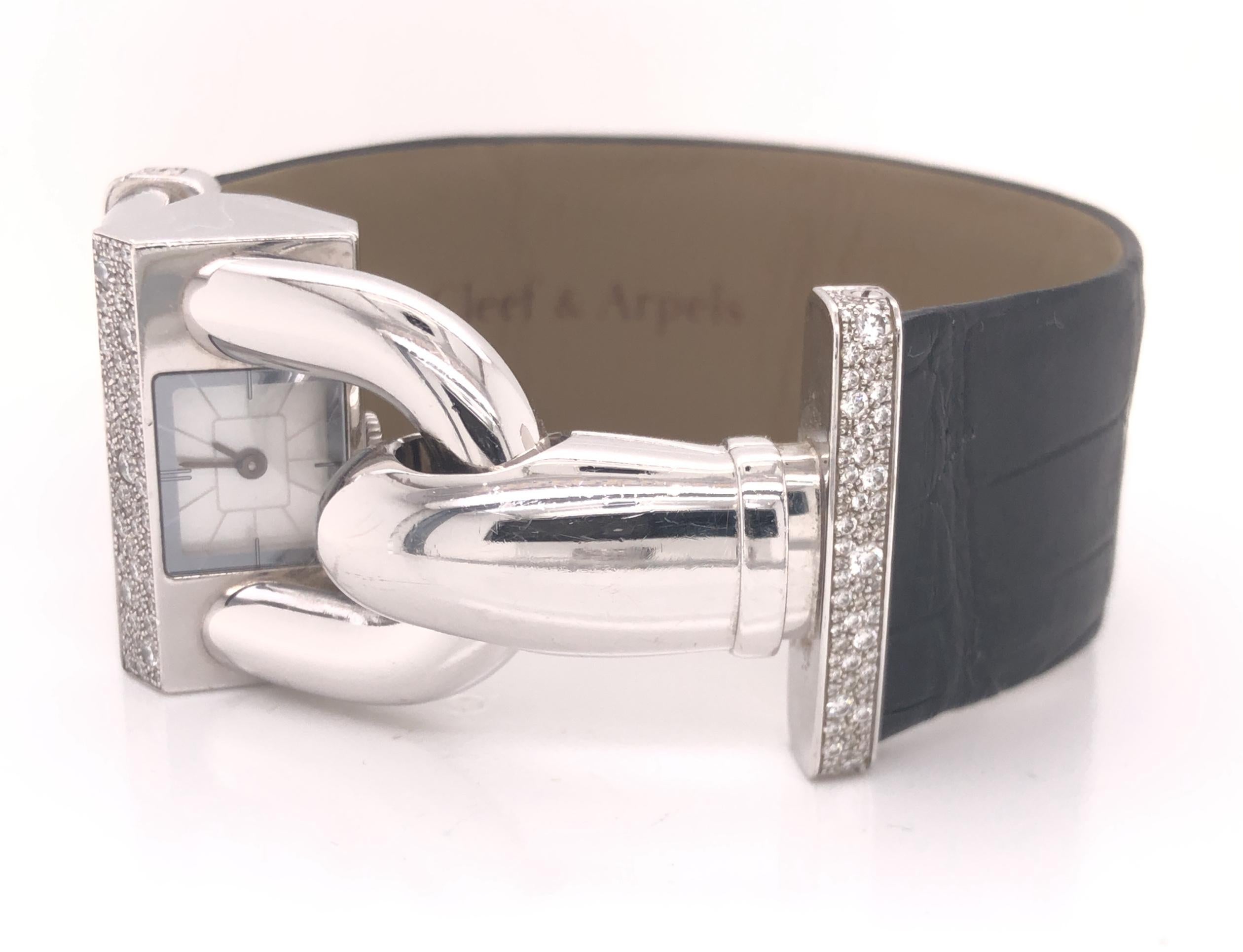 Audacieuse et intemporelle, la montre Cadenas de Van Cleef & Arpels est aussi contemporaine aujourd'hui qu'elle l'était lors de sa création en 1935. Son design distinctif présente un cadran incliné permettant de lire l'heure en toute discrétion,
