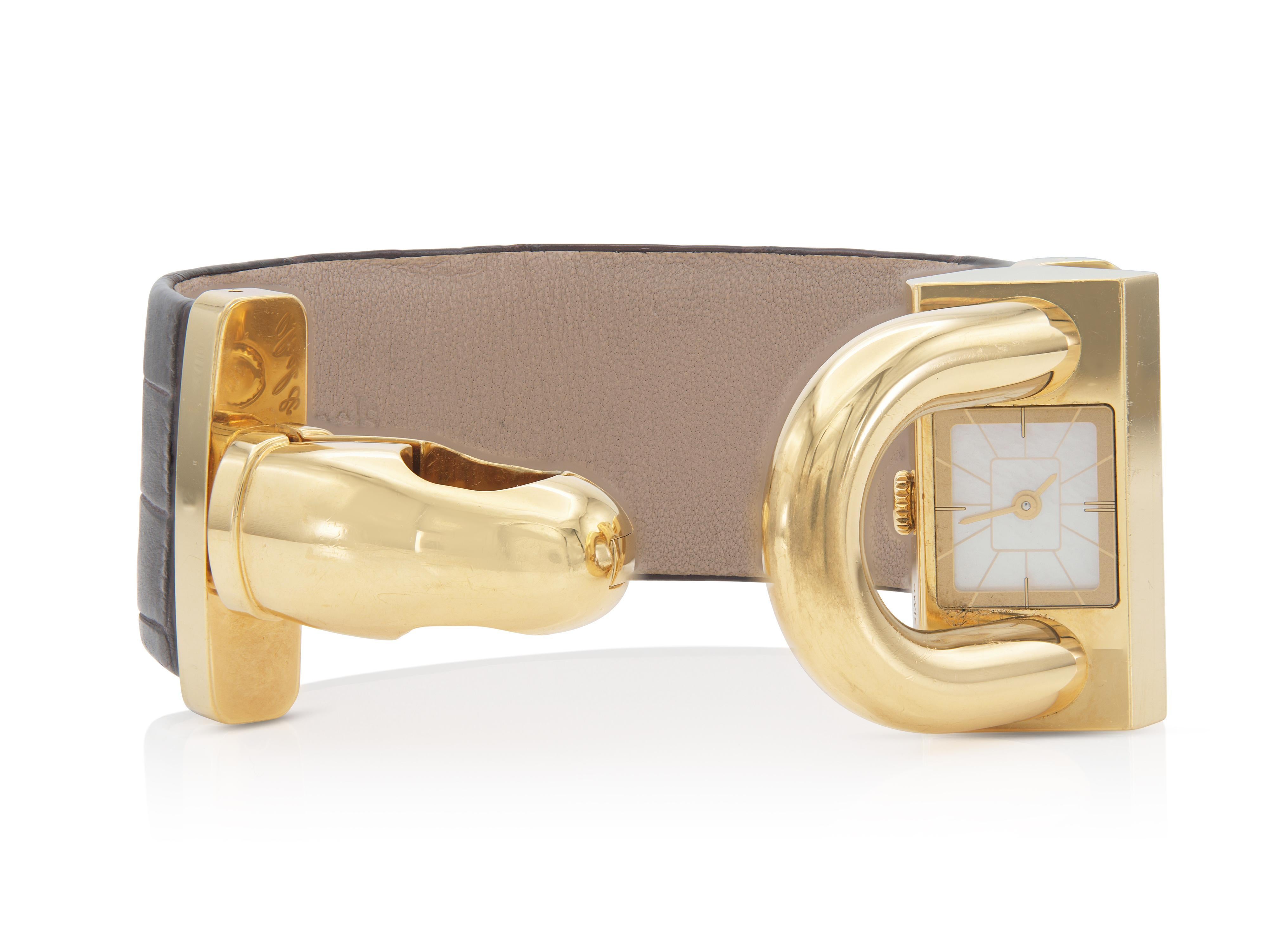 Finley crafted in 18k yellow gold with a Mother of Pearl face and brown alligator leather straps.
Signed by Van Cleef & Arpels
Size 6 inches
Comes with its original box.