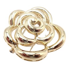 Van Cleef & Arpels: Gelbgold-Anstecknadelbrosche mit Kamelienblume