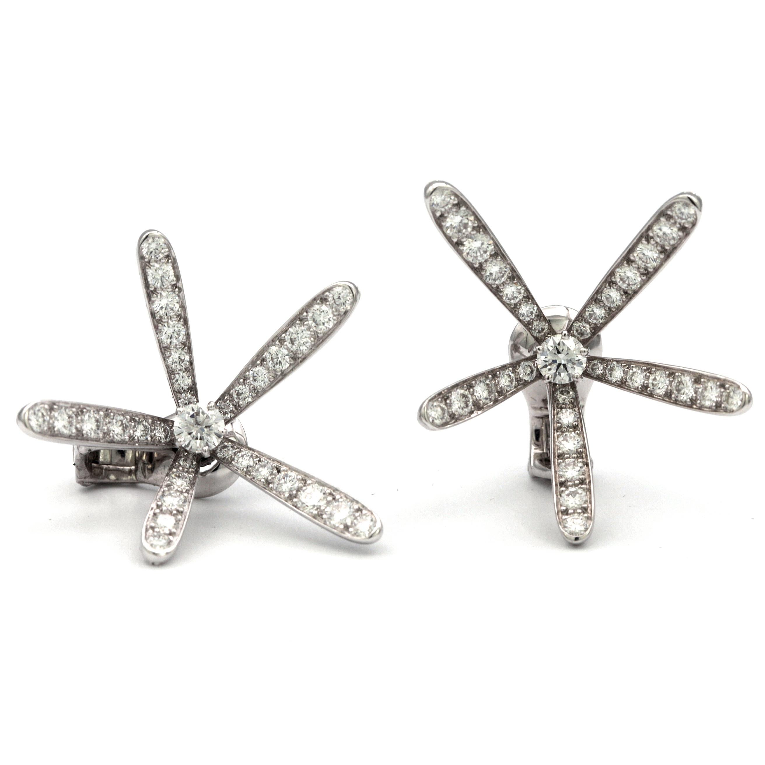 Van Cleef & Arpels Caresse D'Eole White Gold and Diamond Earrings In New Condition In Los Angeles, CA