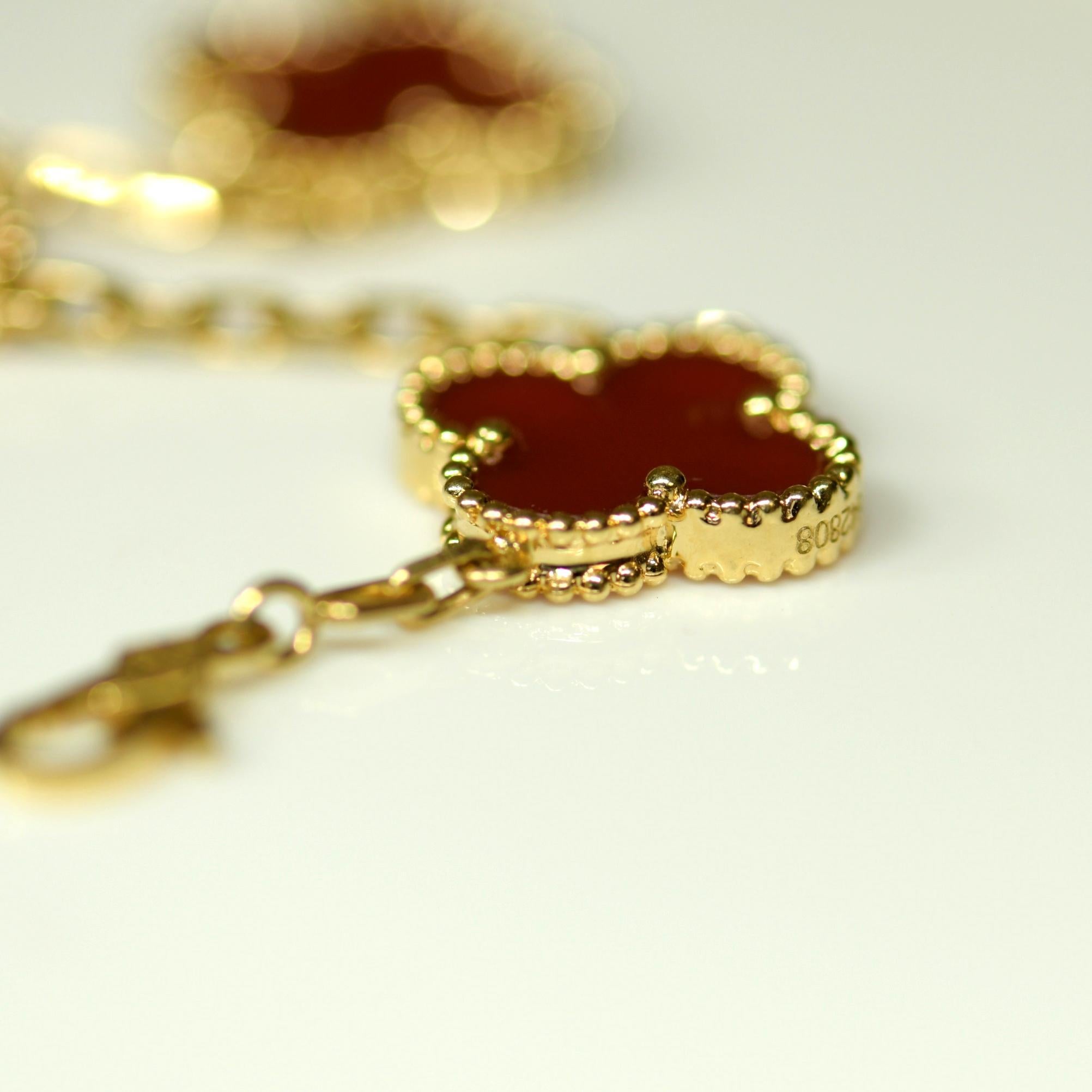 Women's or Men's Van Cleef & Arpels Carnelian Alhambra 18 Karat Gold Bracelet