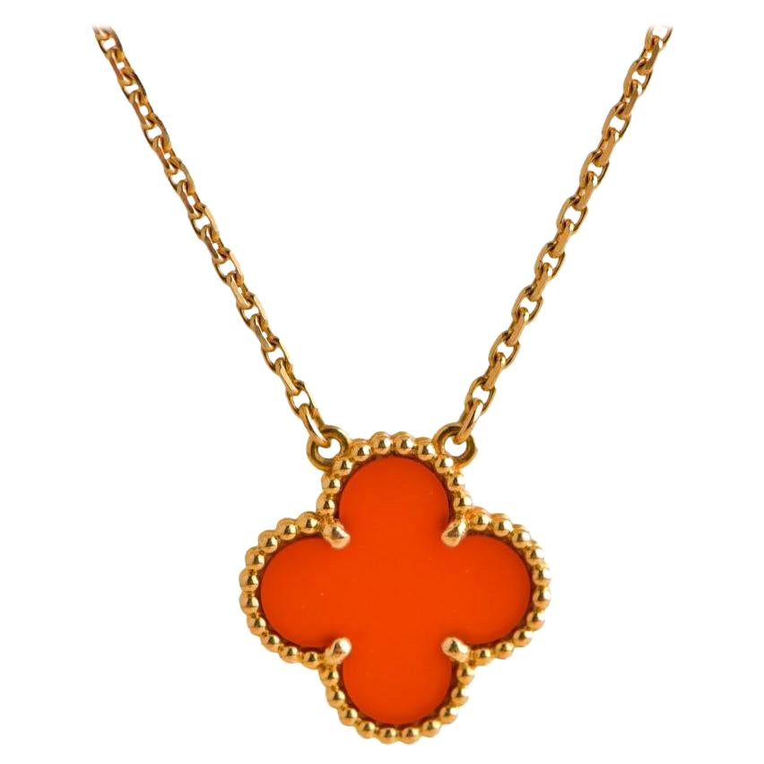 Van Cleef & Arpels: Alhambra-Anhänger mit Karneol-Motiv