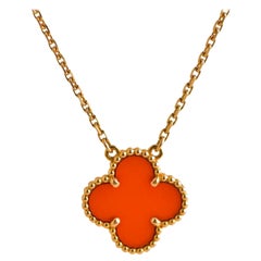 Van Cleef & Arpels: Alhambra-Anhänger mit Karneol-Motiv