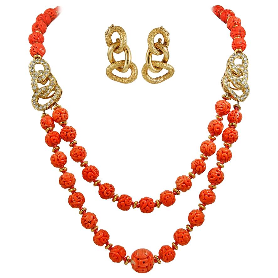 Van Cleef & Arpels Collier et boucles d'oreilles en perles de corail sculpté et diamants
