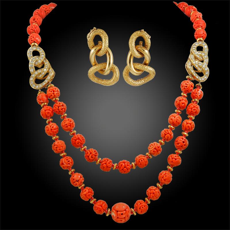 Van Cleef & Arpels Halskette und Ohrringe aus geschnitzten Korallenperlen, Diamanten im Zustand „Gut“ im Angebot in New York, NY
