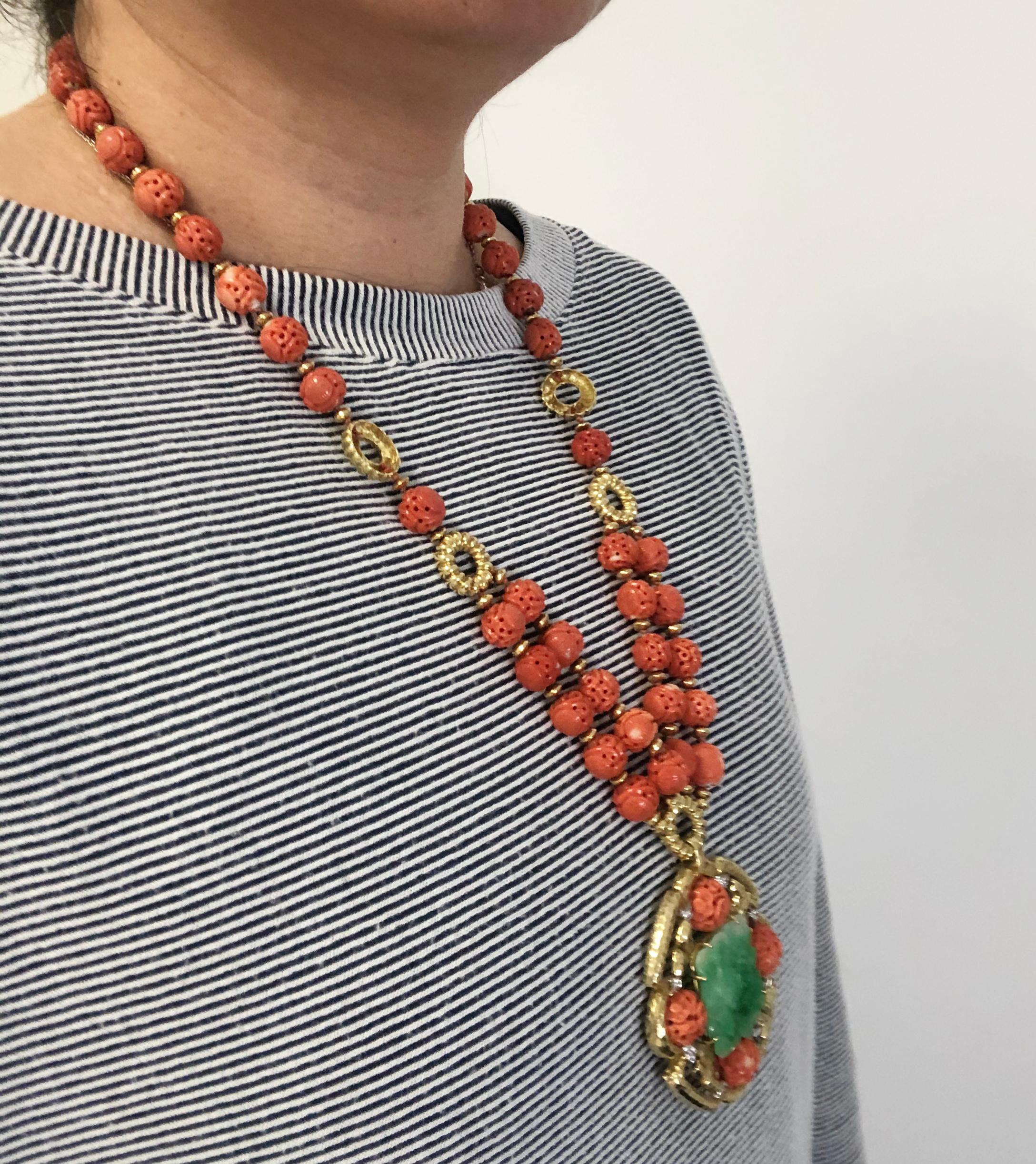 Van Cleef & Arpels Halskette mit geschnitzten Korallenperlen, Jade und Diamanten (Gemischter Schliff) im Angebot
