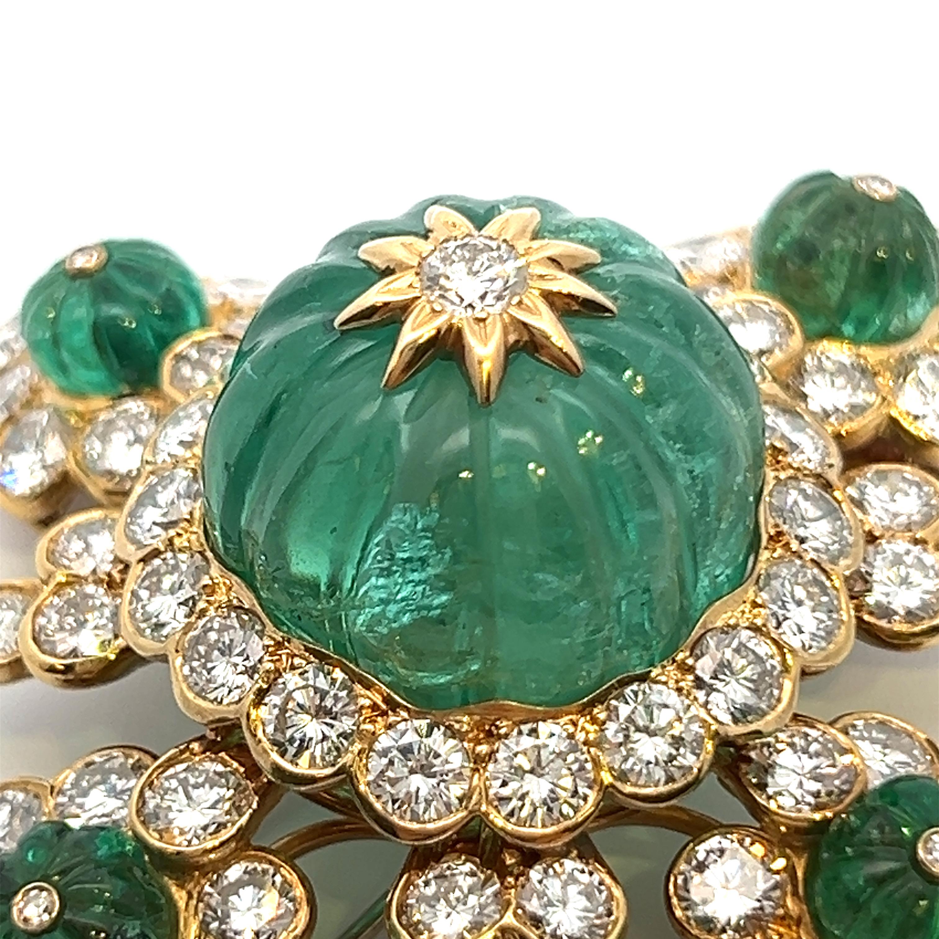 Van Cleef & Arpels Set aus geschnitzten Smaragd-Ohrringen und Brosche 13