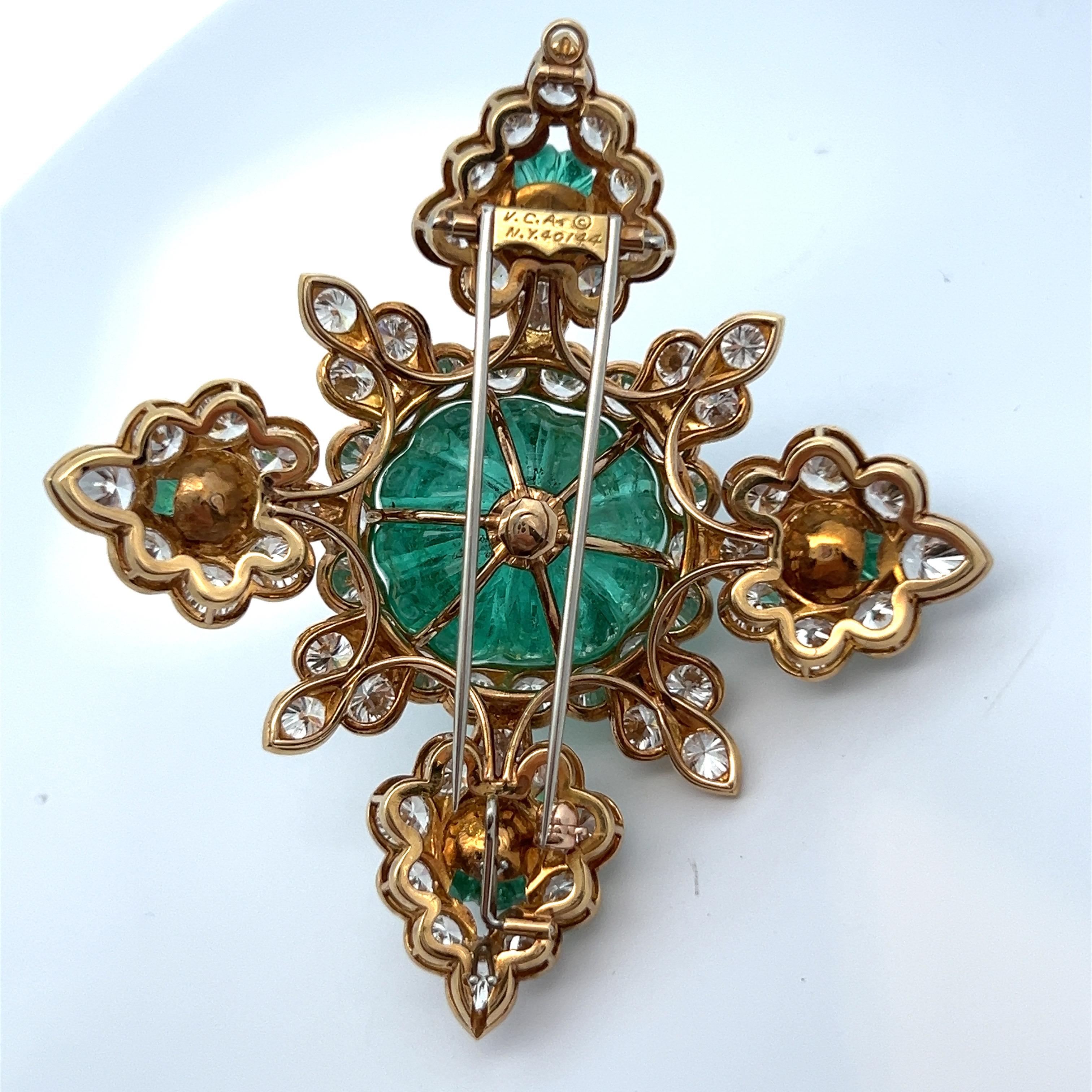 Van Cleef & Arpels Set aus geschnitzten Smaragd-Ohrringen und Brosche 14
