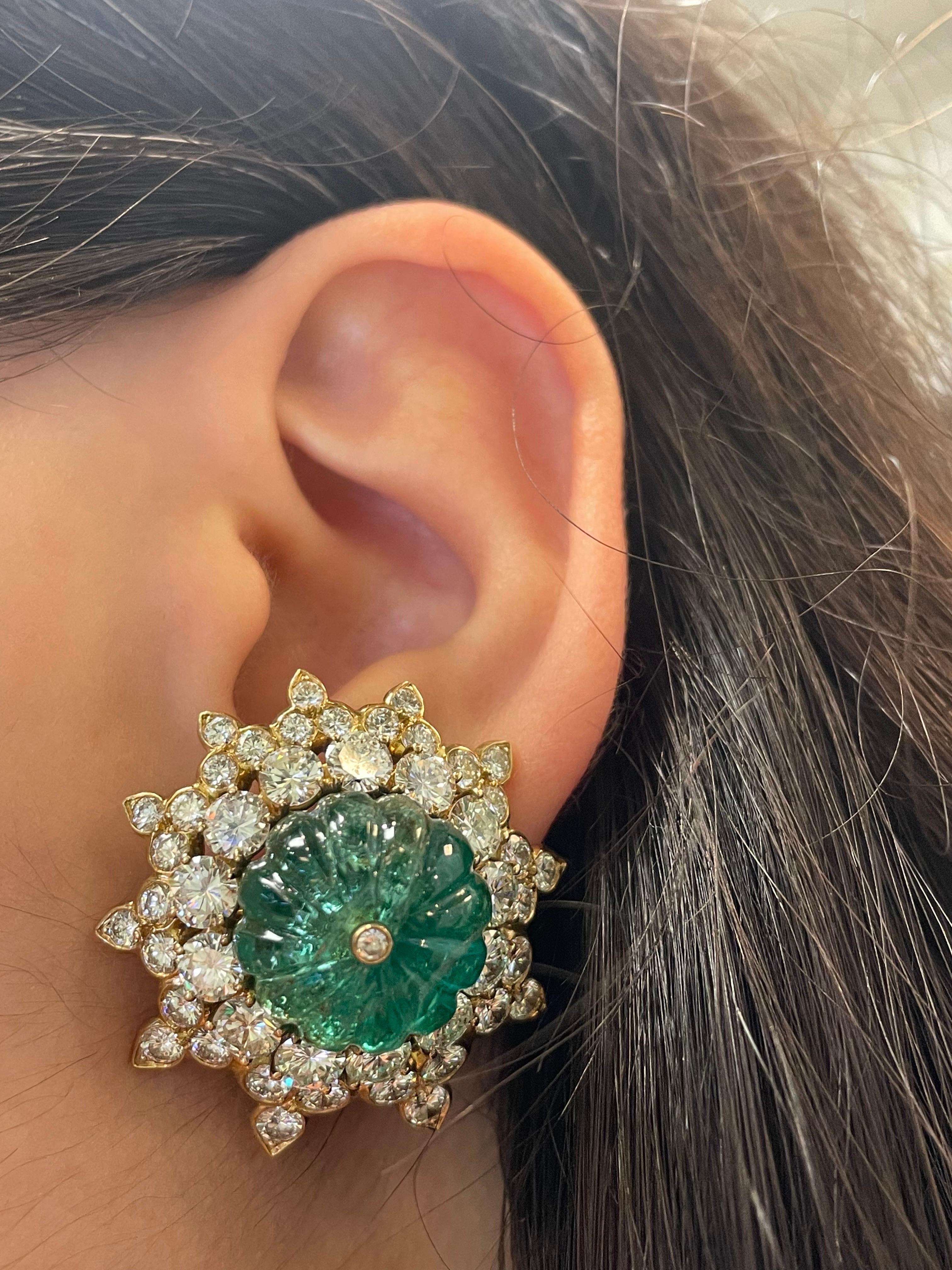 Van Cleef & Arpels Set aus geschnitzten Smaragd-Ohrringen und Brosche 

Ein bedeutendes Set von Vintage-Ohrringen und Brosche von Van Cleef und Arpels, bestehend aus geschnitzten Smaragden und Diamanten im Rundschliff, gefasst in 18-karätigem Gold.