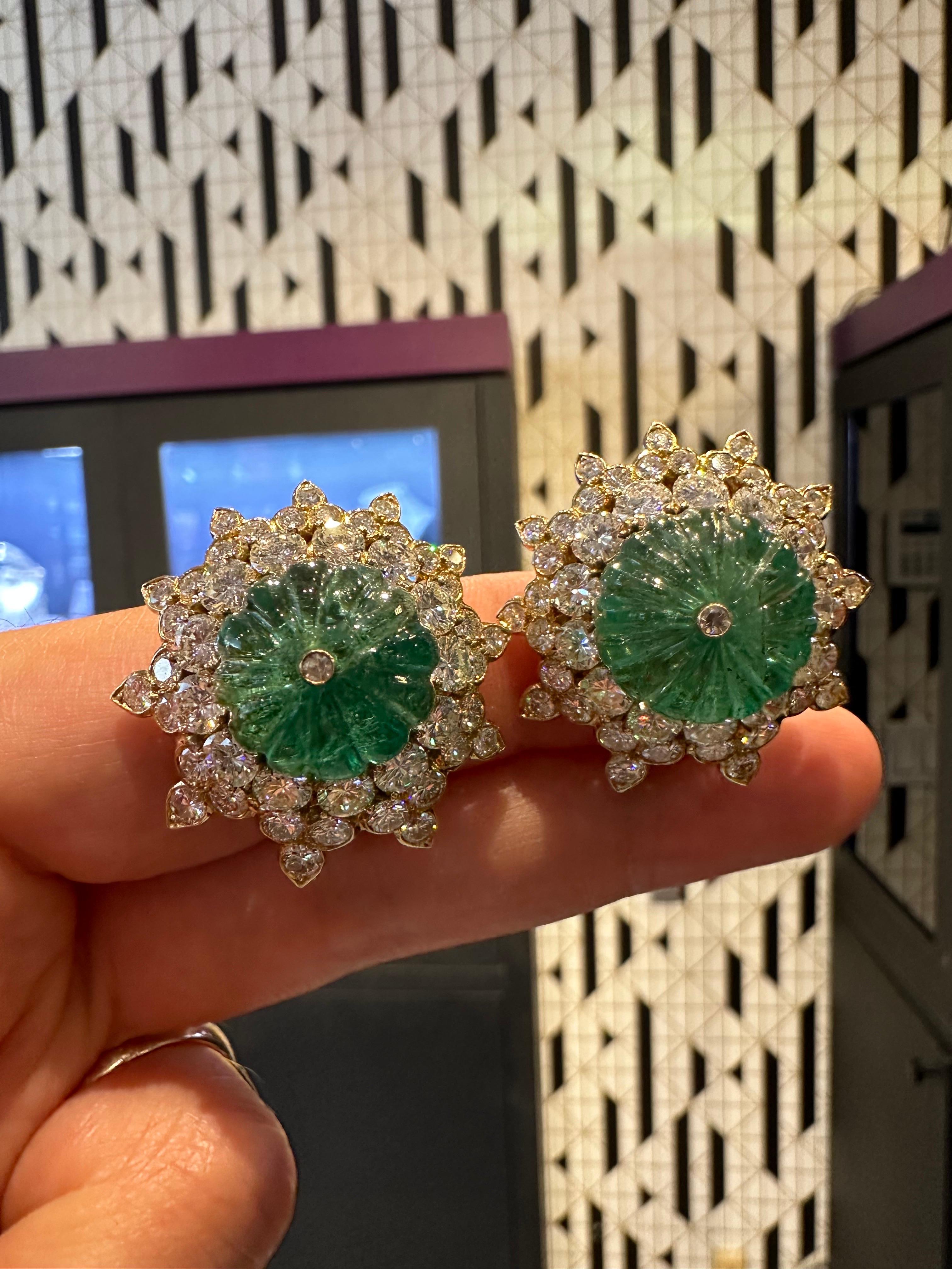 Van Cleef & Arpels Set aus geschnitzten Smaragd-Ohrringen und Brosche im Zustand „Hervorragend“ in New York, NY