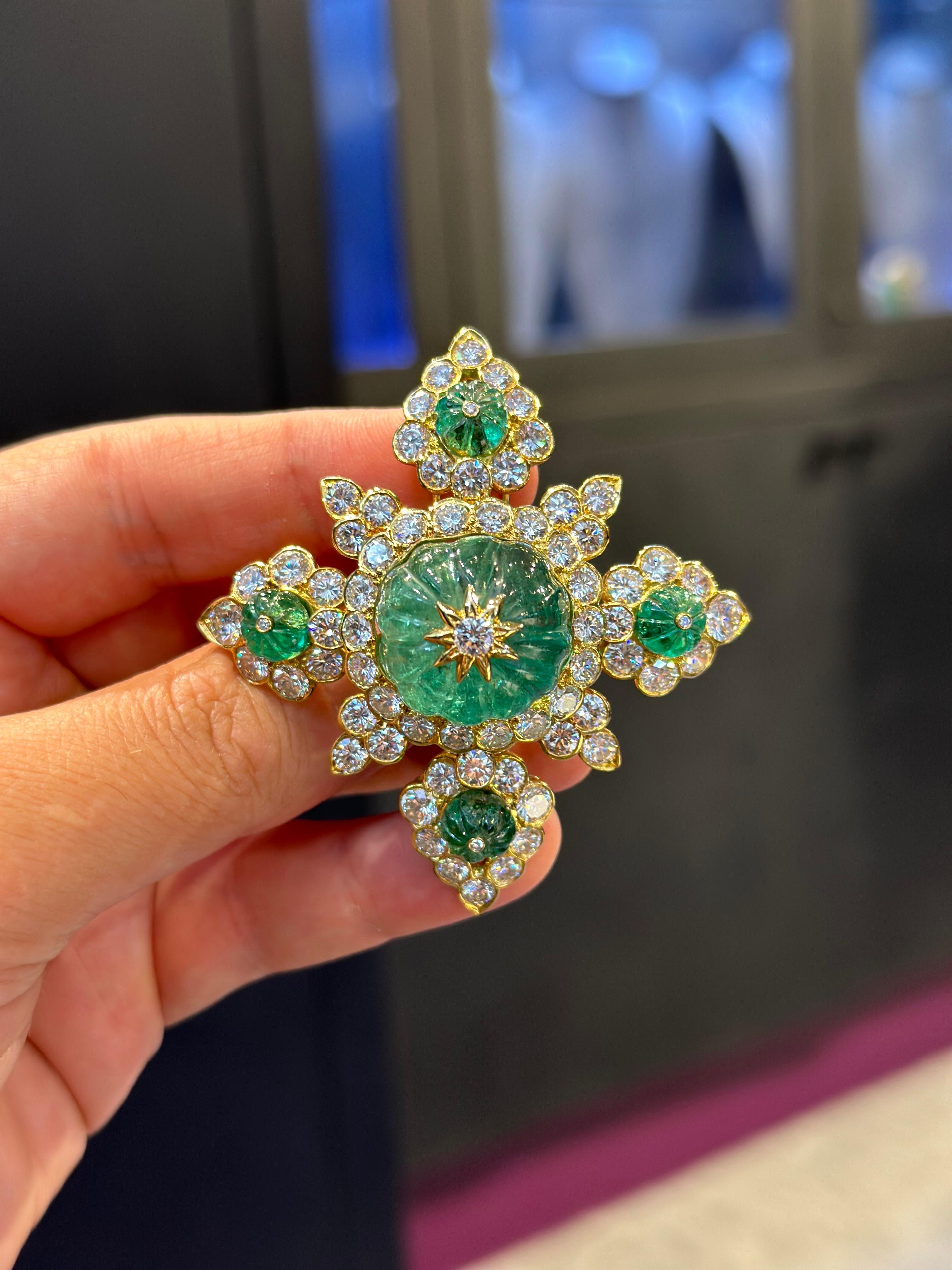 Van Cleef & Arpels Set aus geschnitzten Smaragd-Ohrringen und Brosche Damen