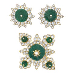 Van Cleef & Arpels Set aus geschnitzten Smaragd-Ohrringen und Brosche