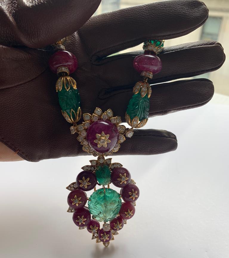 Van Cleef & Arpels Diamond Carved Emerald Ruby Yellow Gold Convertible Suite In Good Condition For Sale In New York, NY