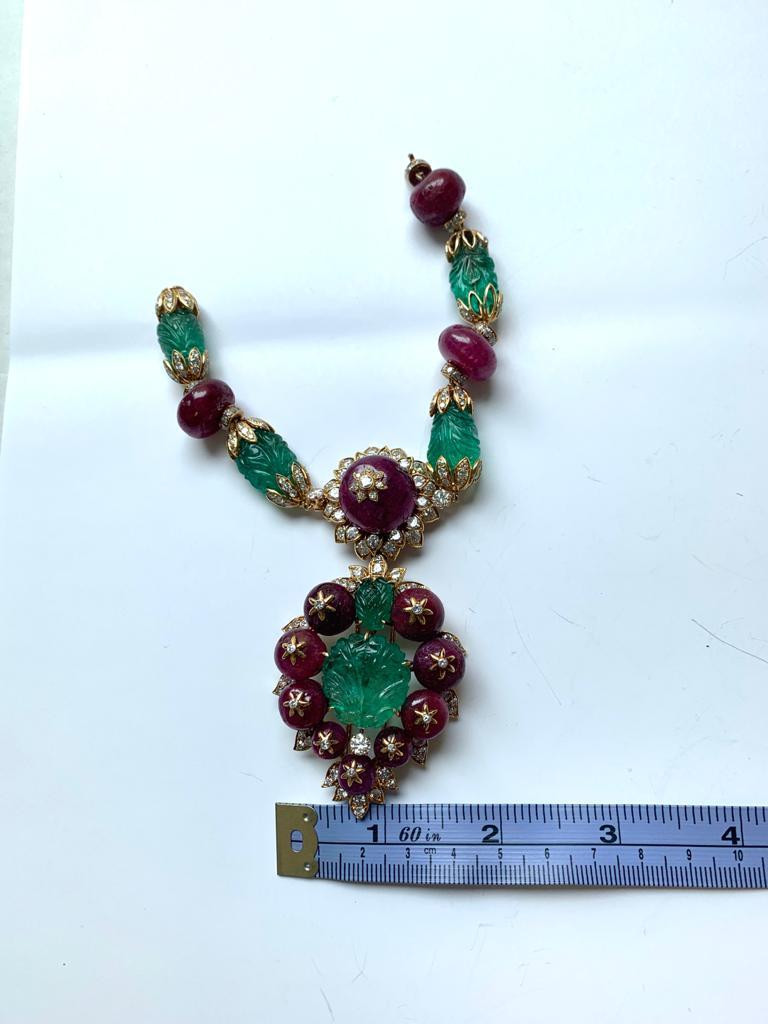 Van Cleef & Arpels Diamond Carved Emerald Ruby Yellow Gold Convertible Suite For Sale 1