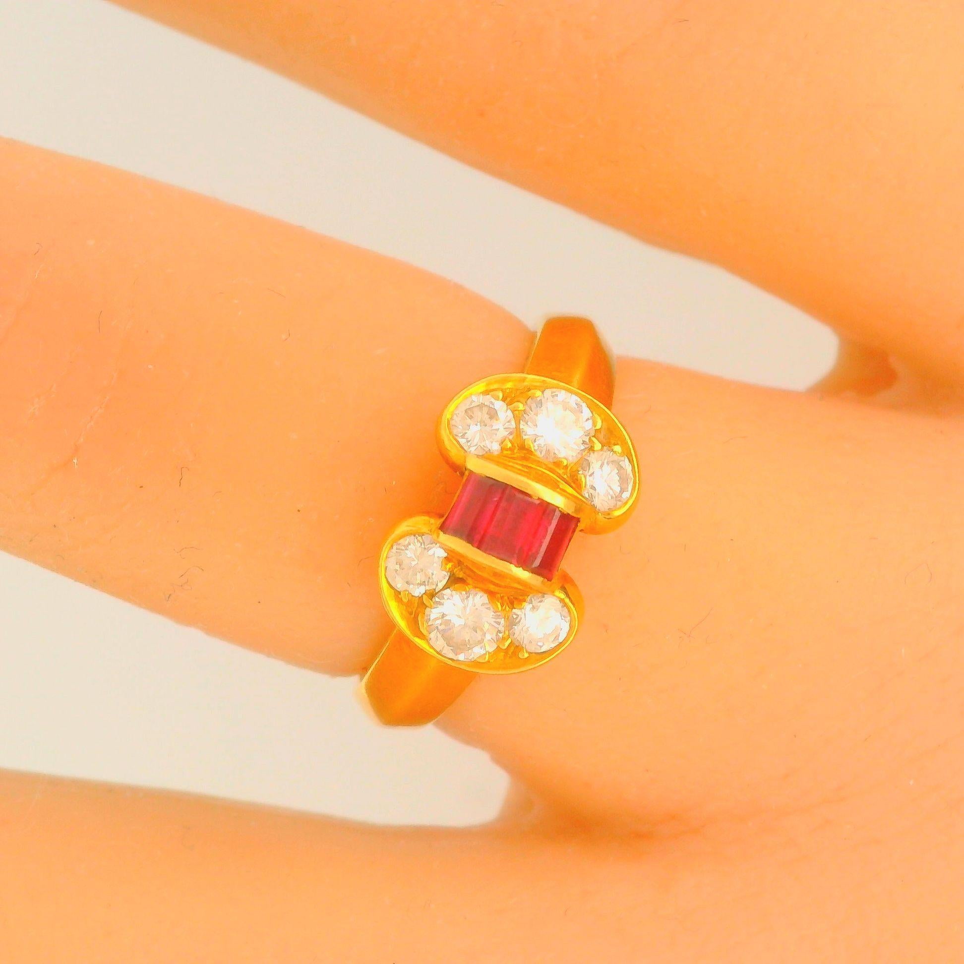 Van Cleef & Arpels Celestial Ruby Diamond 18k Yellow Gold Ring In Excellent Condition For Sale In Beverly Hills, CA