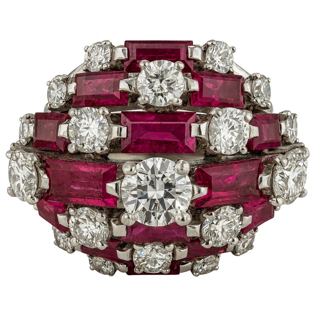 Van Cleef & Arpels Certified 4.50 Carat Platinum Ruby and Diamond Dome Cocktail Excellent état - En vente à Chicago, IL