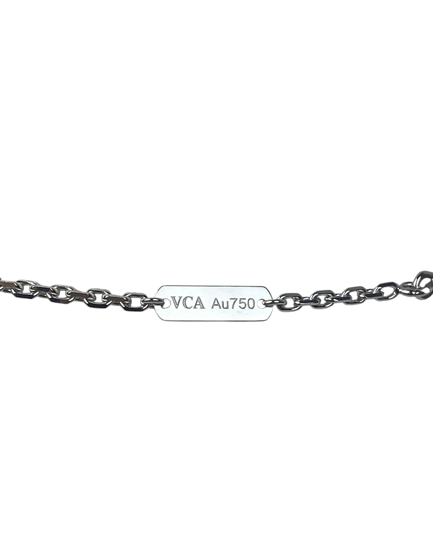 Van Cleef & Arpels Collana con ciondolo lungo Alhambra in calcedonio e oro bianco 18k in vendita 5