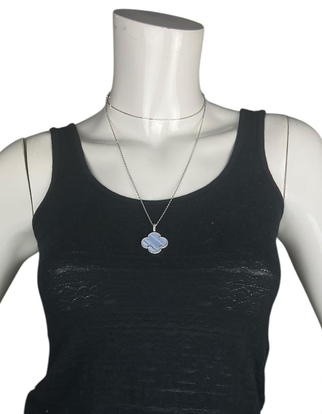 Taglio singolo Van Cleef & Arpels Collana con ciondolo lungo Alhambra in calcedonio e oro bianco 18k in vendita