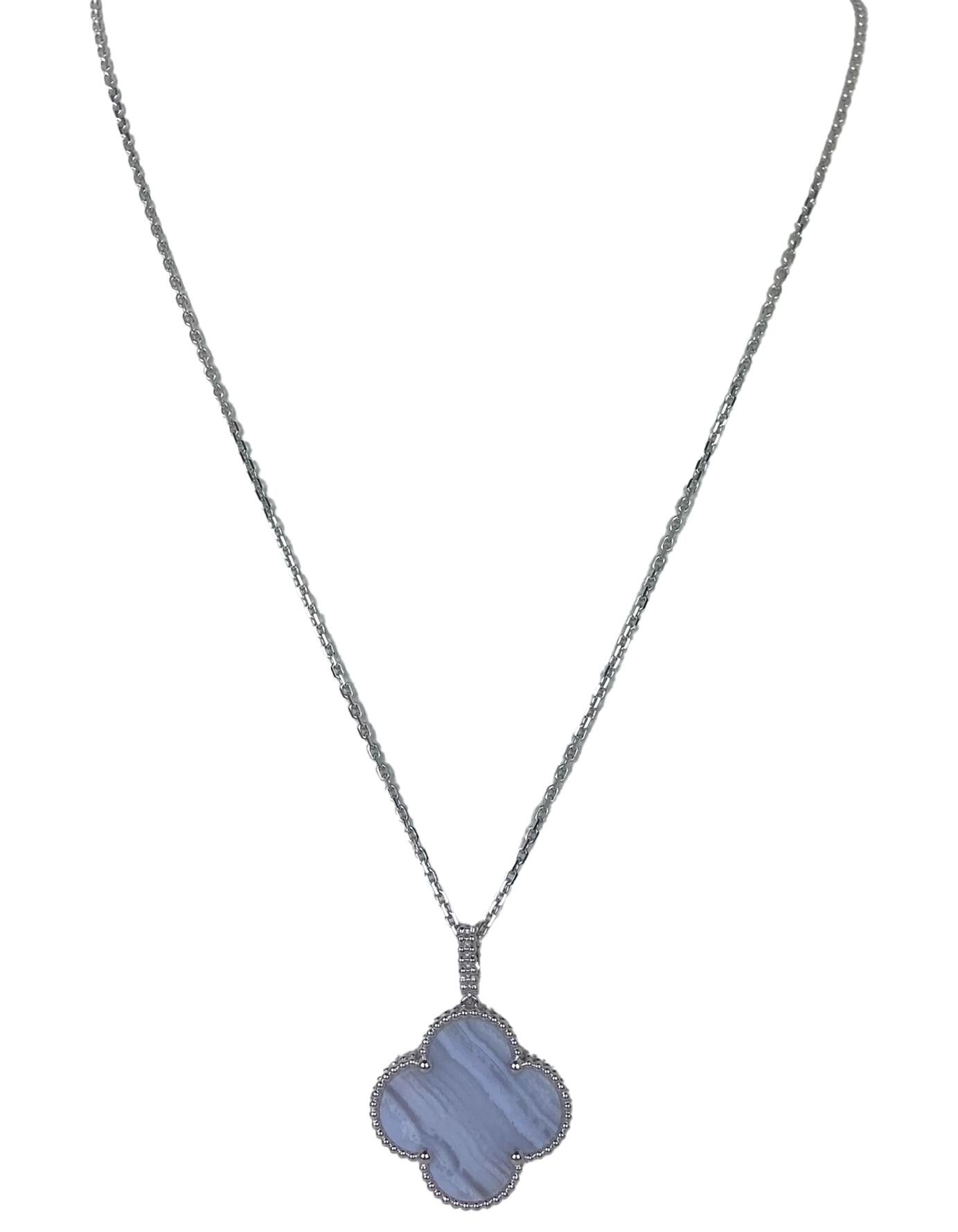 Van Cleef & Arpels Collana con ciondolo lungo Alhambra in calcedonio e oro bianco 18k in vendita 3