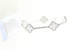 Van Cleef & Arpels Bracelet à 5 motifs Alhambra en or blanc et calcédoine 1VCA0324