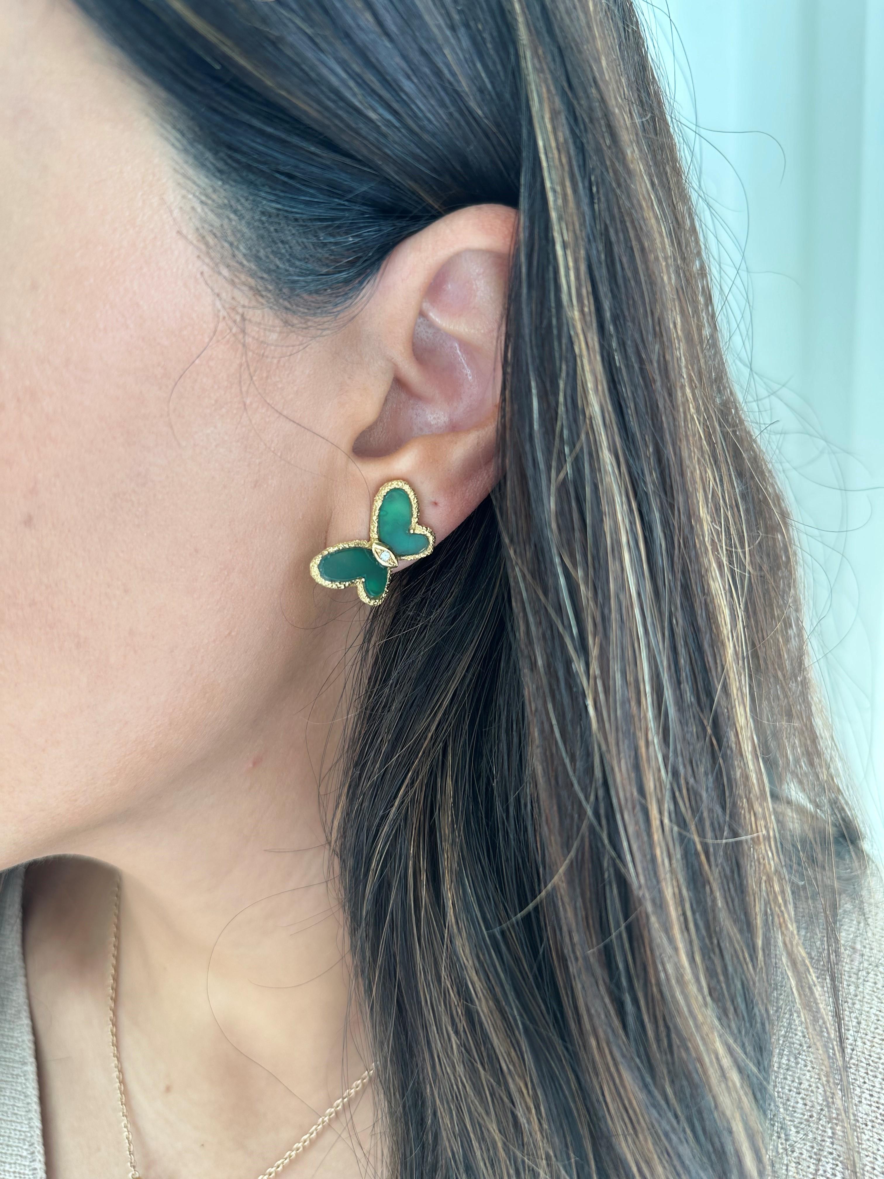 Behold a masterpiece from Van Cleef & Arpels' iconic Butterfly Collection, a pair of earrings from the early 2000s. Crafted in 18k yellow gold, these earrings feature textured gold wings, adorned with plaques of green chalcedony and brilliant-cut