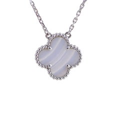 Van Cleef & Arpels Chalcedon-Halskette mit Alhambra-Anhänger aus Weißgold