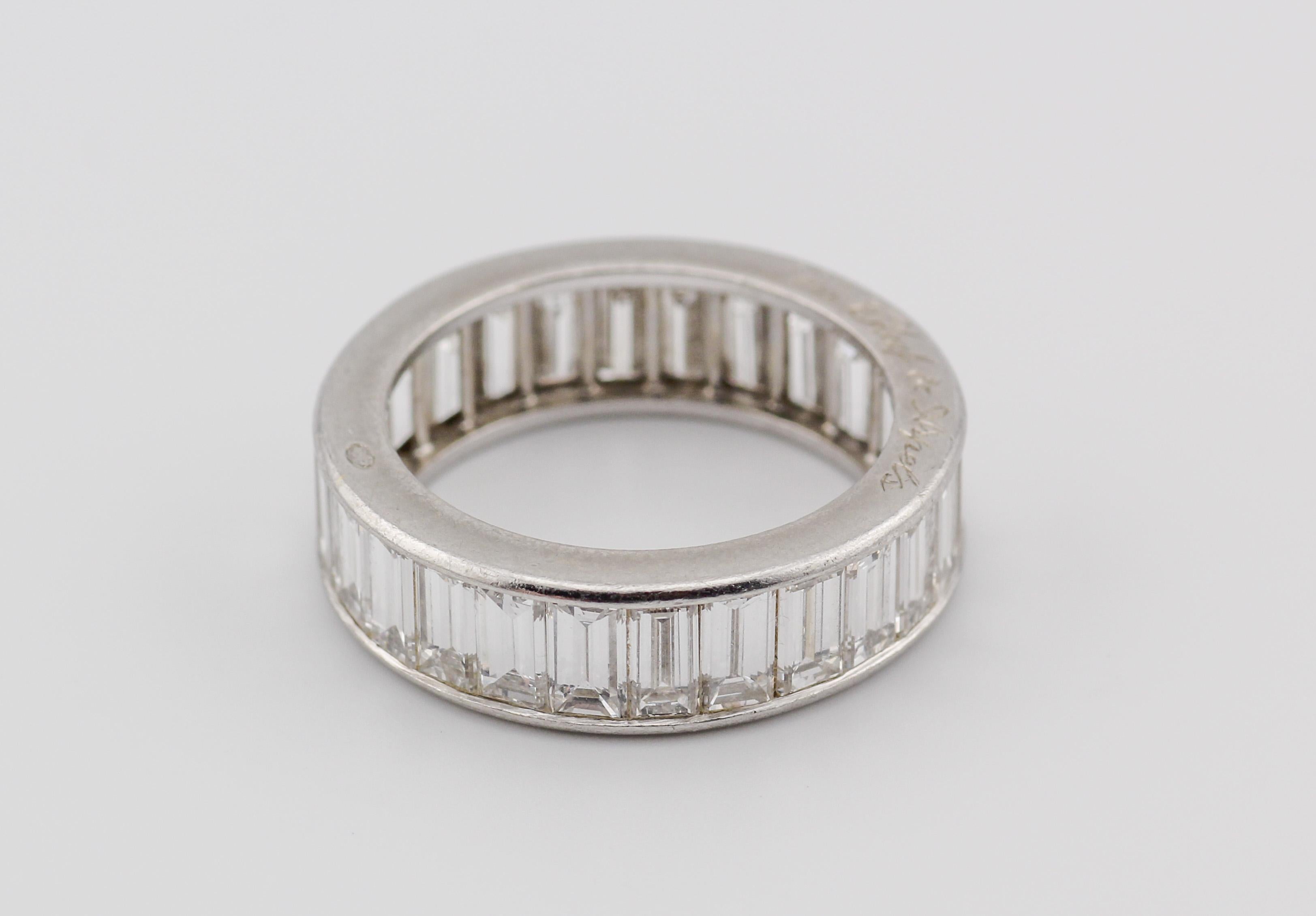 Van Cleef & Arpels Platin 6 mm Bandring Größe 6,25 mit Baguette-Diamant in Kanalfassung (Baguetteschliff) im Angebot