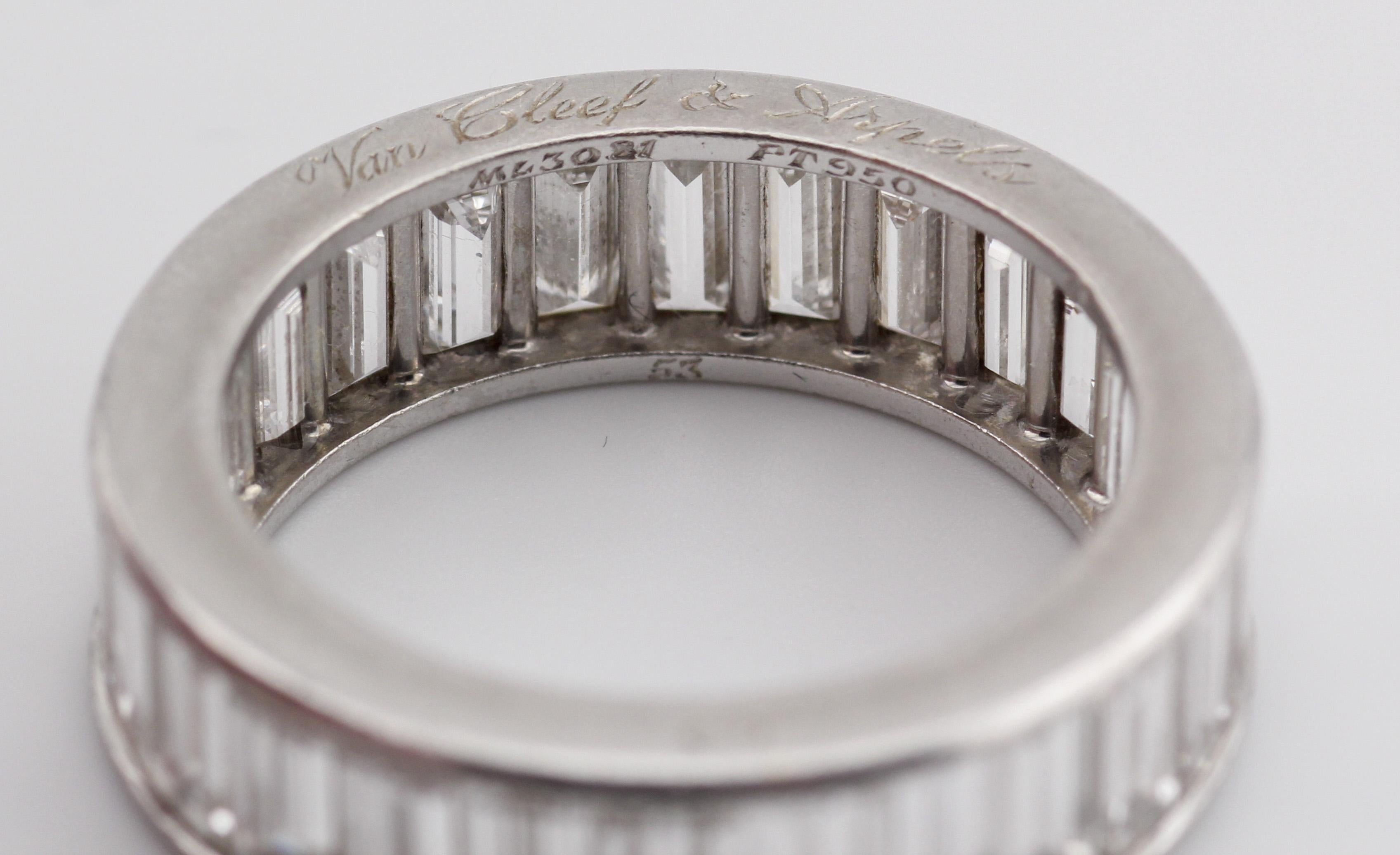 Van Cleef & Arpels Platin 6 mm Bandring Größe 6,25 mit Baguette-Diamant in Kanalfassung Damen im Angebot