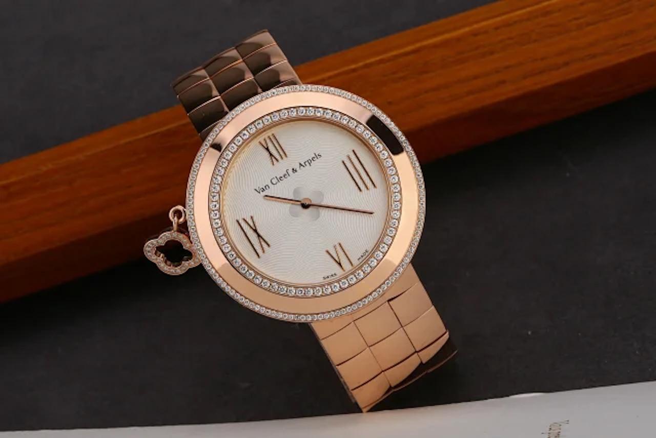 Luxuriously designed with a floral charm, this classy wristwatch from the house of Van Cleef and Arpels is the epitome of vintage style. Crafted using luxe 18k rose gold featuring a MOP dial, this smart timepiece comes with a rose gold bracelet and