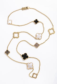 Van Cleef & Arpels & Chloe:: un collier Alhambra en or 18K rare et en édition limitée