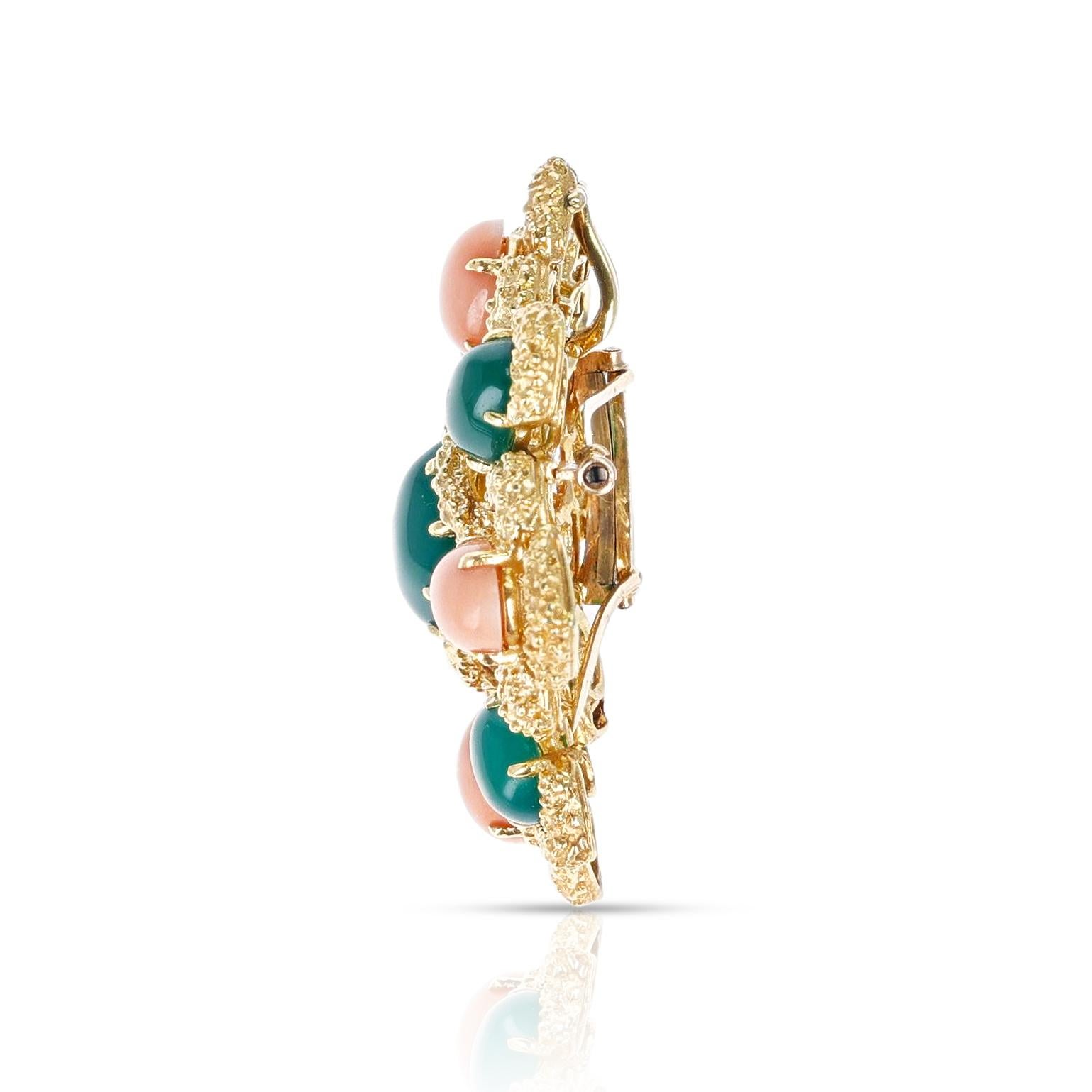 Van Cleef & Arpels Chrysoprase and Coral Cabochon Brooch, 18K Yellow Gold In Excellent Condition For Sale In New York, NY