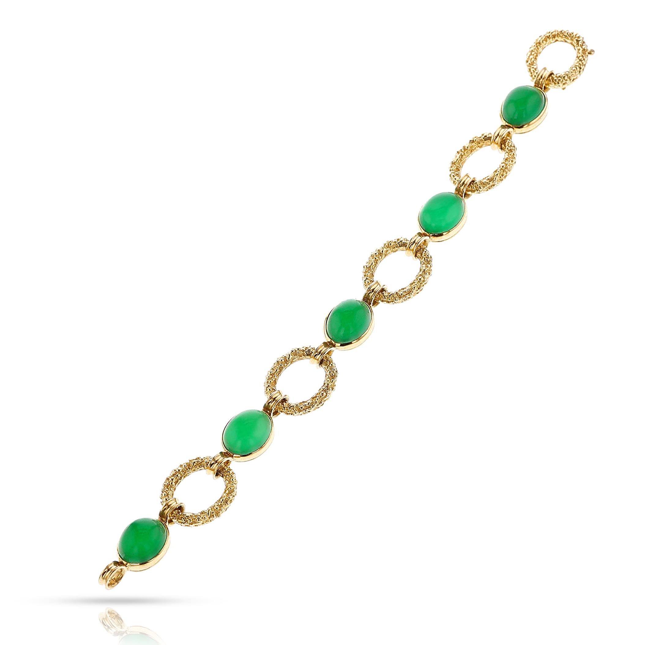 Bracelet Van Cleef & Arpels en or jaune 18 carats et chrysoprase. Signés et numérotés.  Le poids total du bracelet est de 33.61 grammes. La longueur est de 7 pouces x 0,61 pouces.