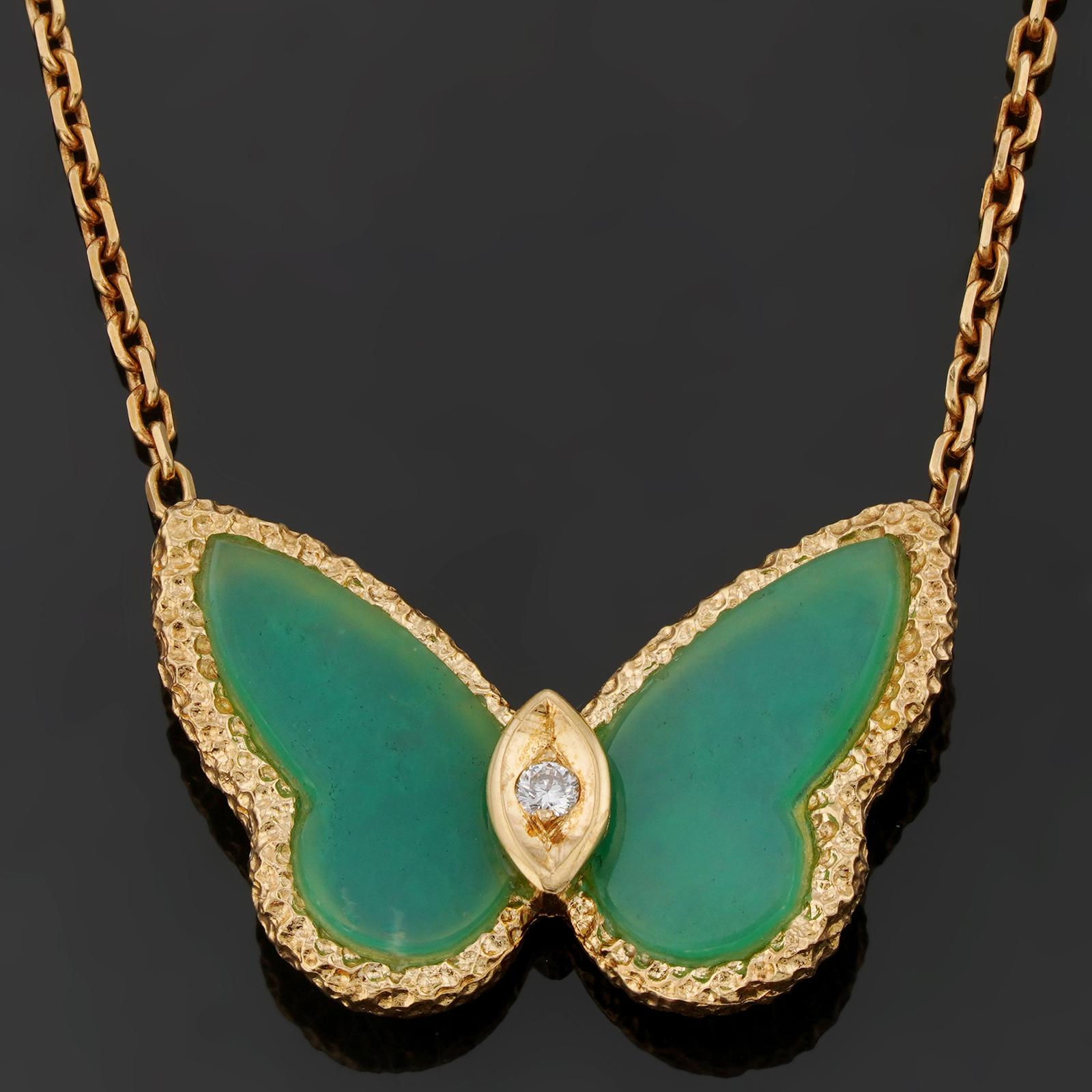 Ce fabuleux collier Van Cleef & Arpels de la collection intemporelle Flying Beauties est réalisé en or jaune 18 carats et présente un pendentif papillon avec des ailes en chrysoprase verte, rehaussé d'un diamant solitaire de taille brillant et