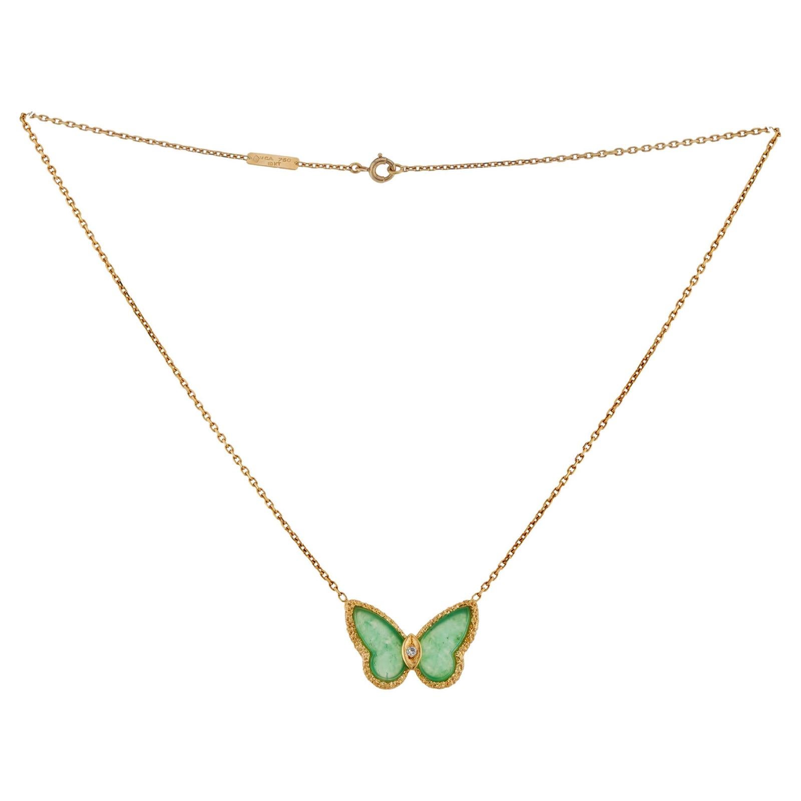 VAN CLEEF & ARPELS Collier pendentif papillon en or jaune avec chrysoprase et diamants Bon état à New York, NY