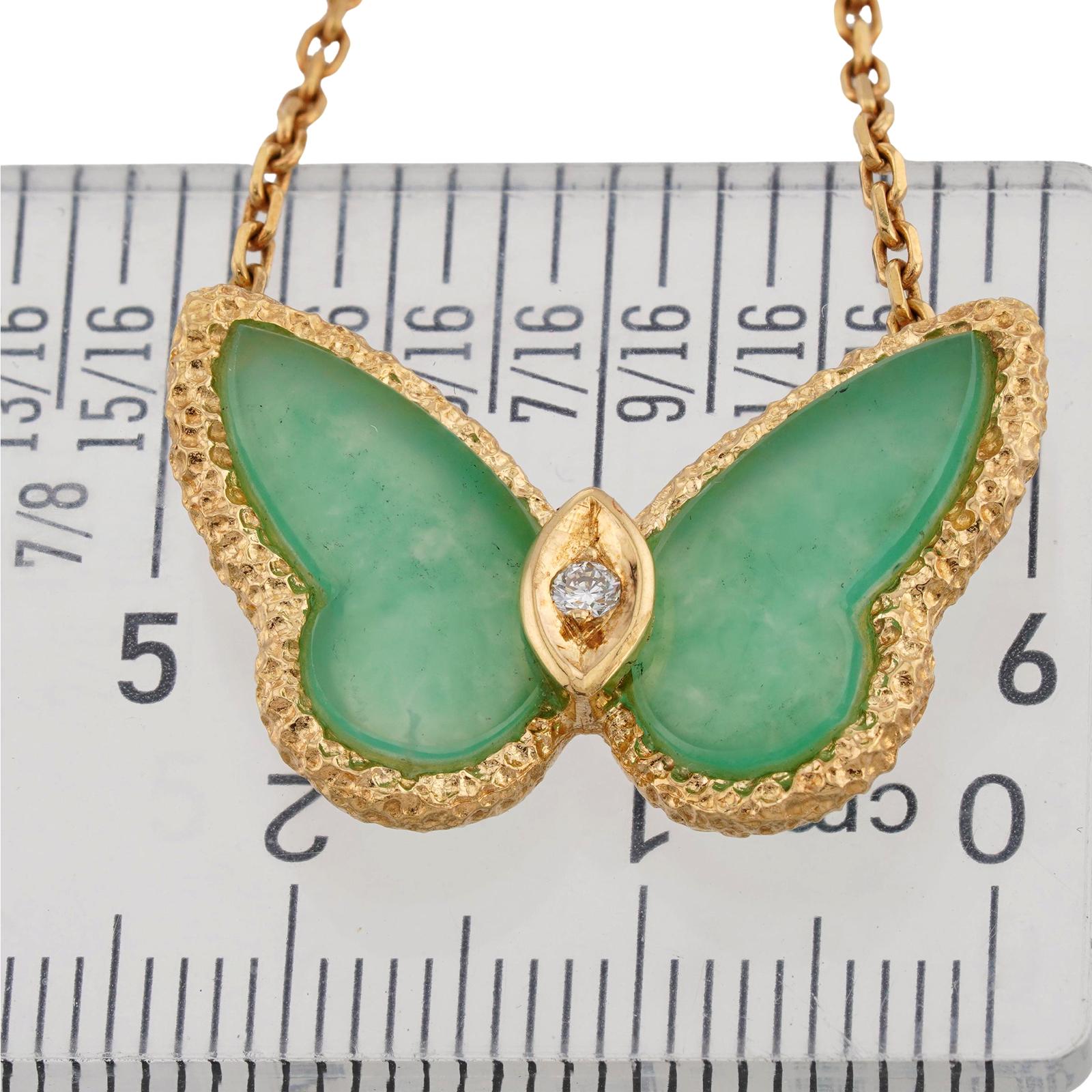 VAN CLEEF & ARPELS Collier pendentif papillon en or jaune avec chrysoprase et diamants 1