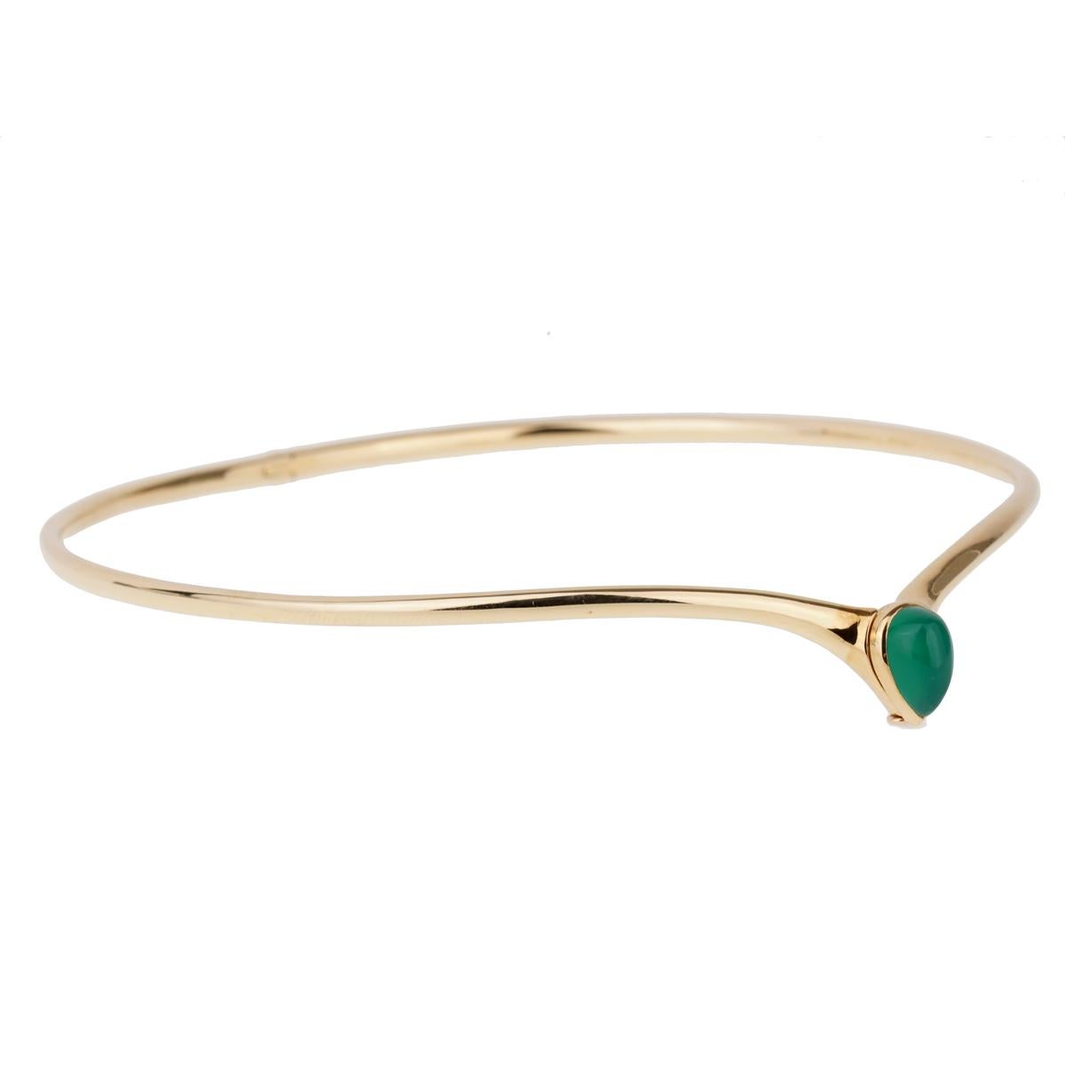 A magnificent Van Cleef & Arpels choker featuring a Chrysoprase pear shaped cabochon stone set in 18k yellow gold. Circa 1980's

The necklace measures 13.5