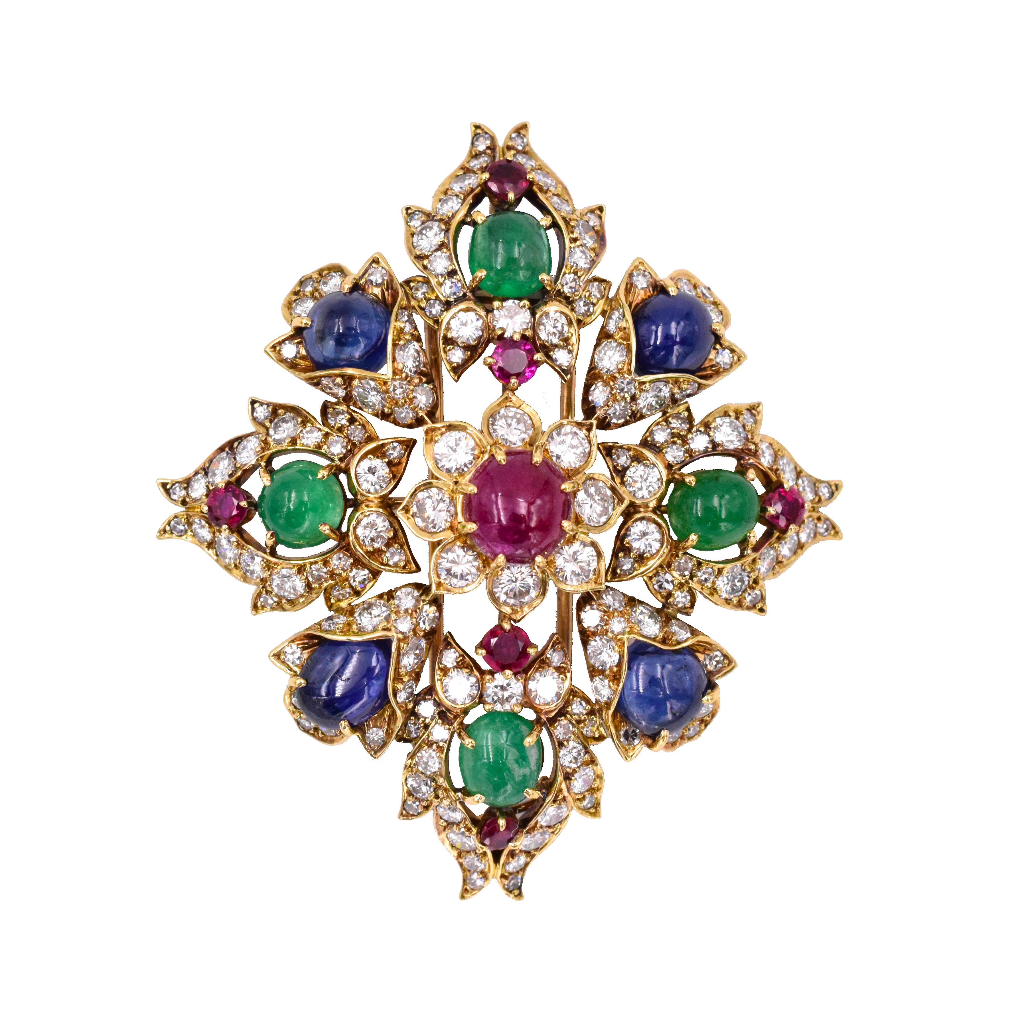 Vintage classique  Broche/pendentif Van Cleef & Arpels en diamant, rubis, saphir et émeraude. Spectaculaire broche colorée avec 3,32 carats de diamants, des rubis de 4,5 carats, des saphirs de 7,5 carats et des émeraudes de 4 carats.
or 18k