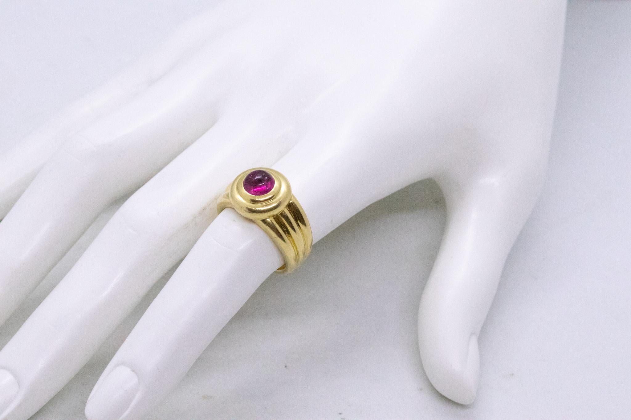 Cabochon Van Cleef & Arpels Classic Cocktail Ring 18Kt Gold With Natural Pink Tourmaline