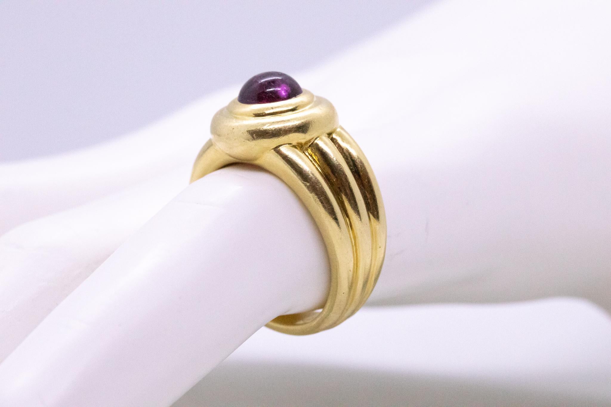 Van Cleef & Arpels Classic Cocktail Ring 18Kt Gold With Natural Pink Tourmaline In Excellent Condition In Miami, FL
