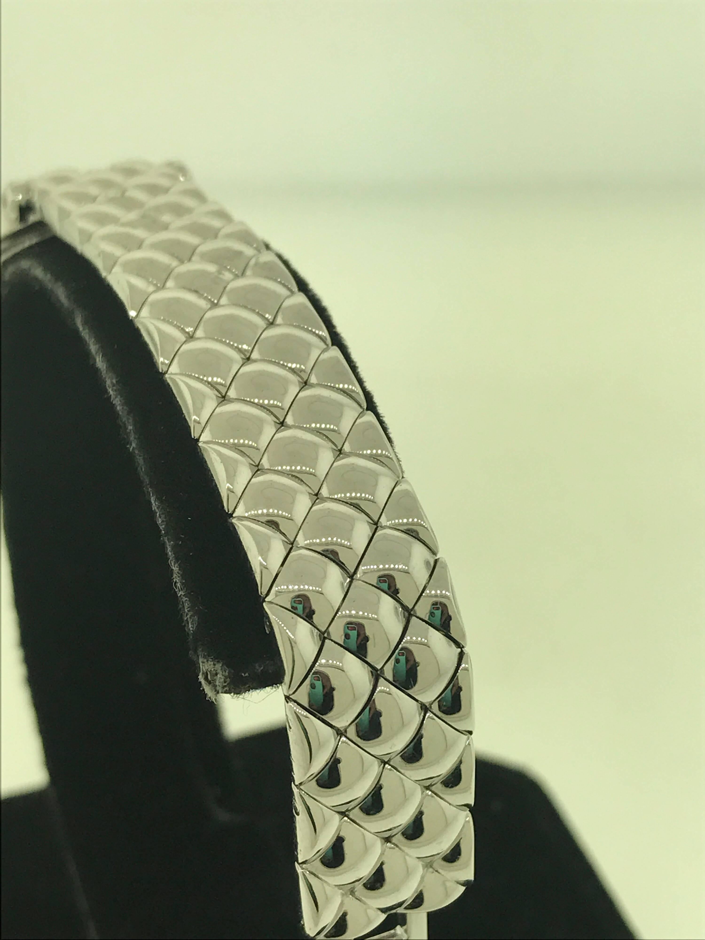 Van Cleef & Arpels Classique White Gold Diamond Bezel Bracelet Ladies Watch In Excellent Condition For Sale In New York, NY