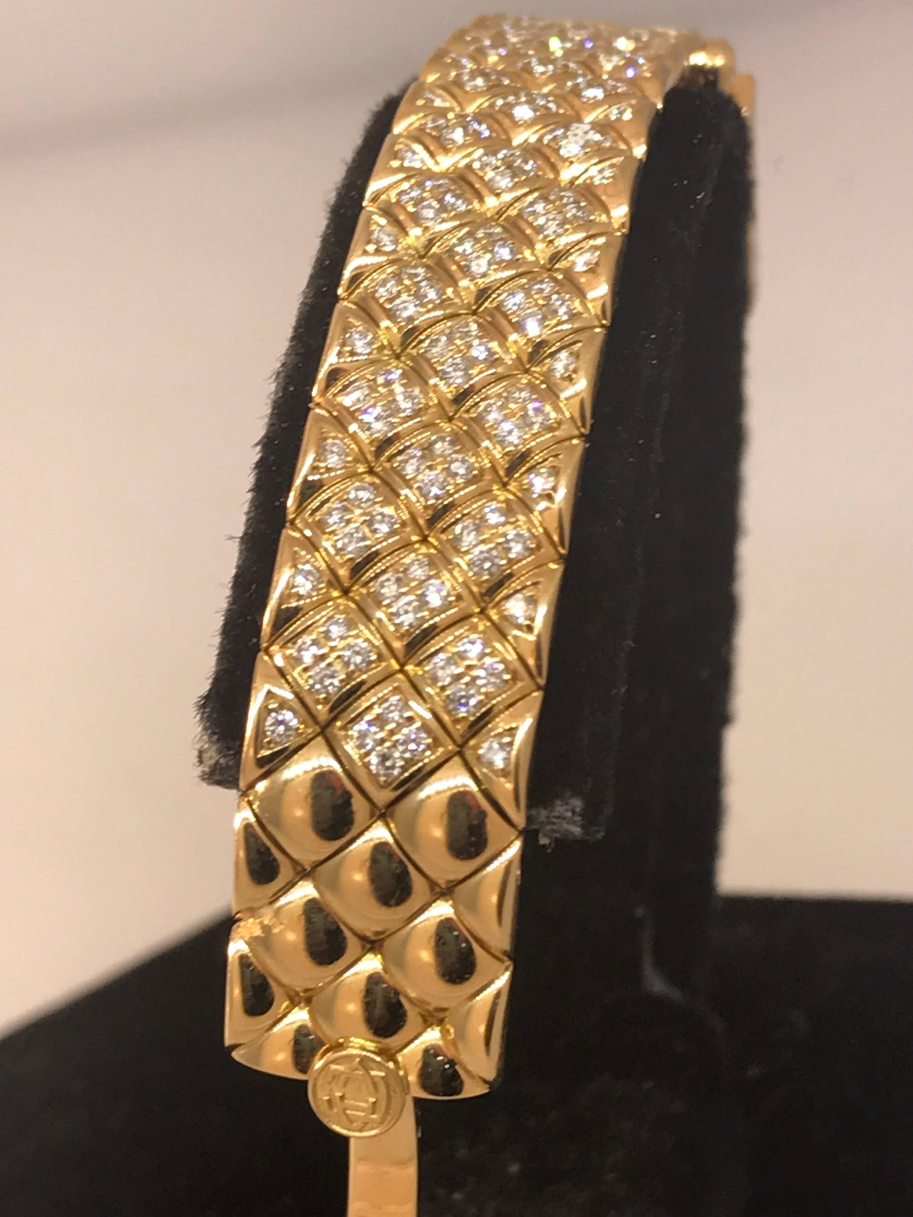 Van Cleef & Arpels Classique Yellow Gold Pave Diamond Bracelet Ladies Watch In Excellent Condition For Sale In New York, NY