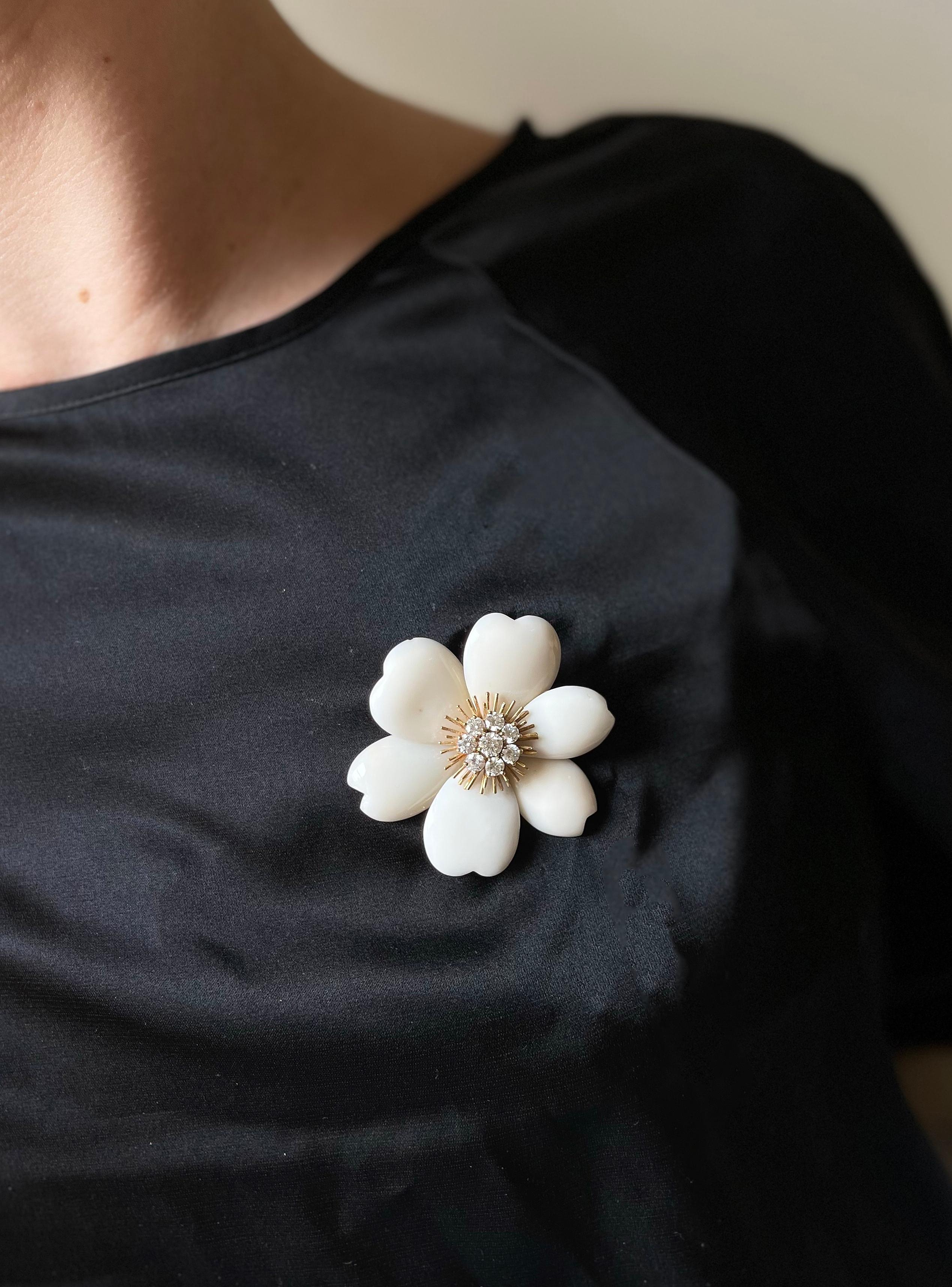 Broche classique et délicate en forme de fleur de clématite de Van Cleef & Arpels, sertie de six pétales en corail peau d'ange et d'environ 1,75ctw en diamants FG/VVS. La broche mesure 2