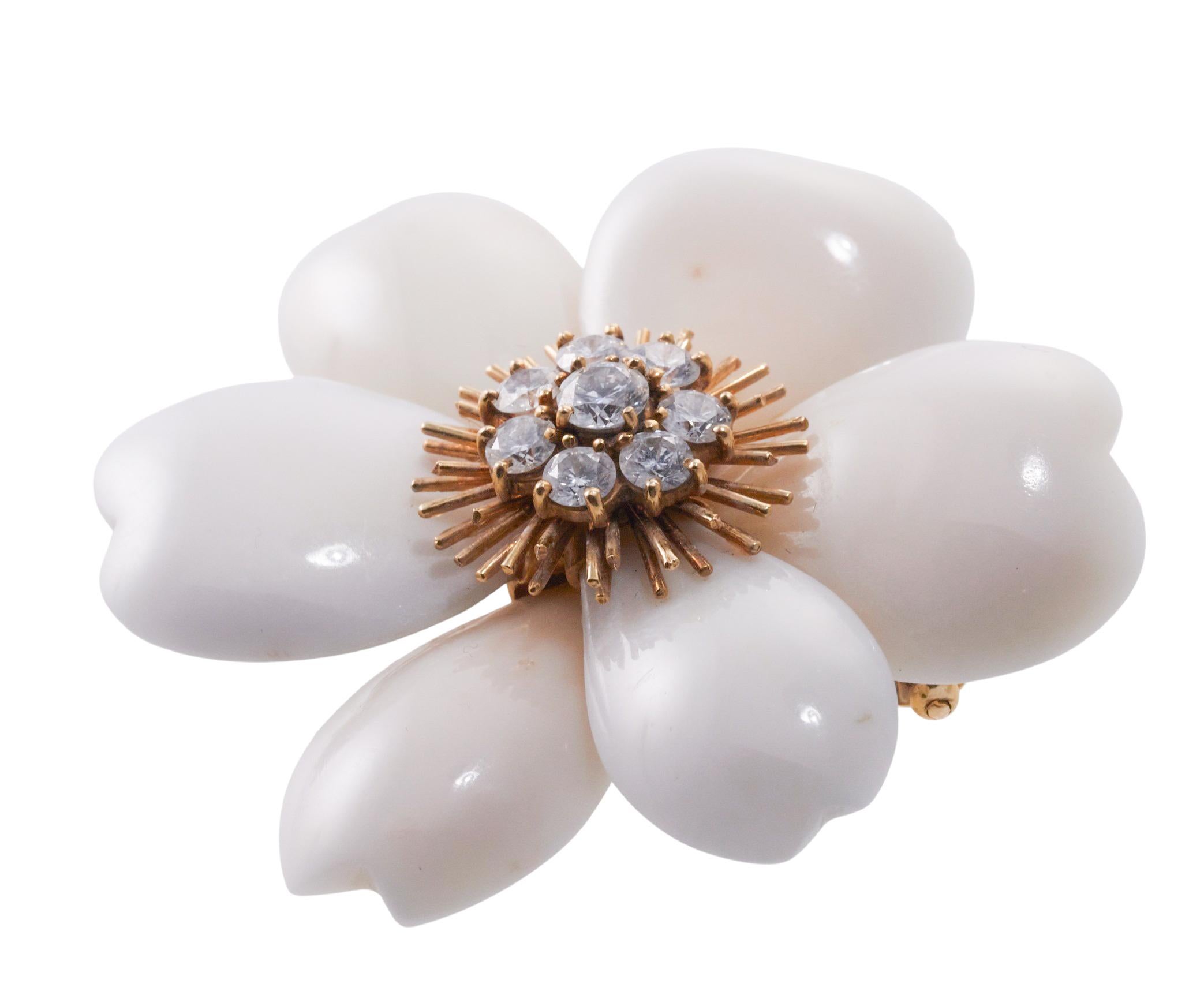 Taille ronde Van Cleef & Arpels Broche fleur en or, corail, diamants et clématis  en vente