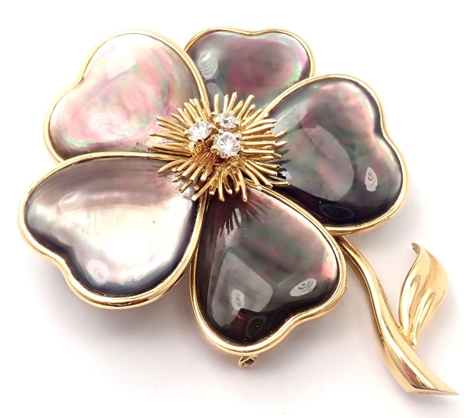 Women's or Men's Van Cleef & Arpels Clématite Flower Diamond Grey Mother of Pearl Gold Pin Brooch