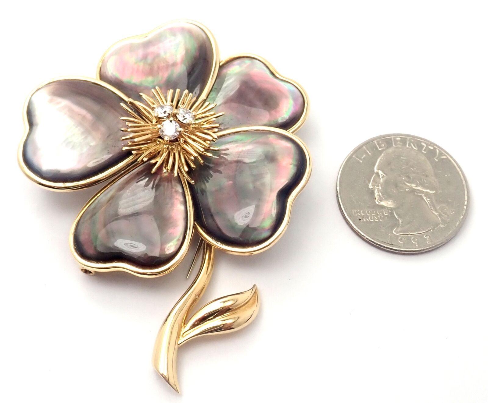 Van Cleef & Arpels Clématite Flower Diamond Grey Mother of Pearl Gold Pin Brooch In Excellent Condition For Sale In Holland, PA