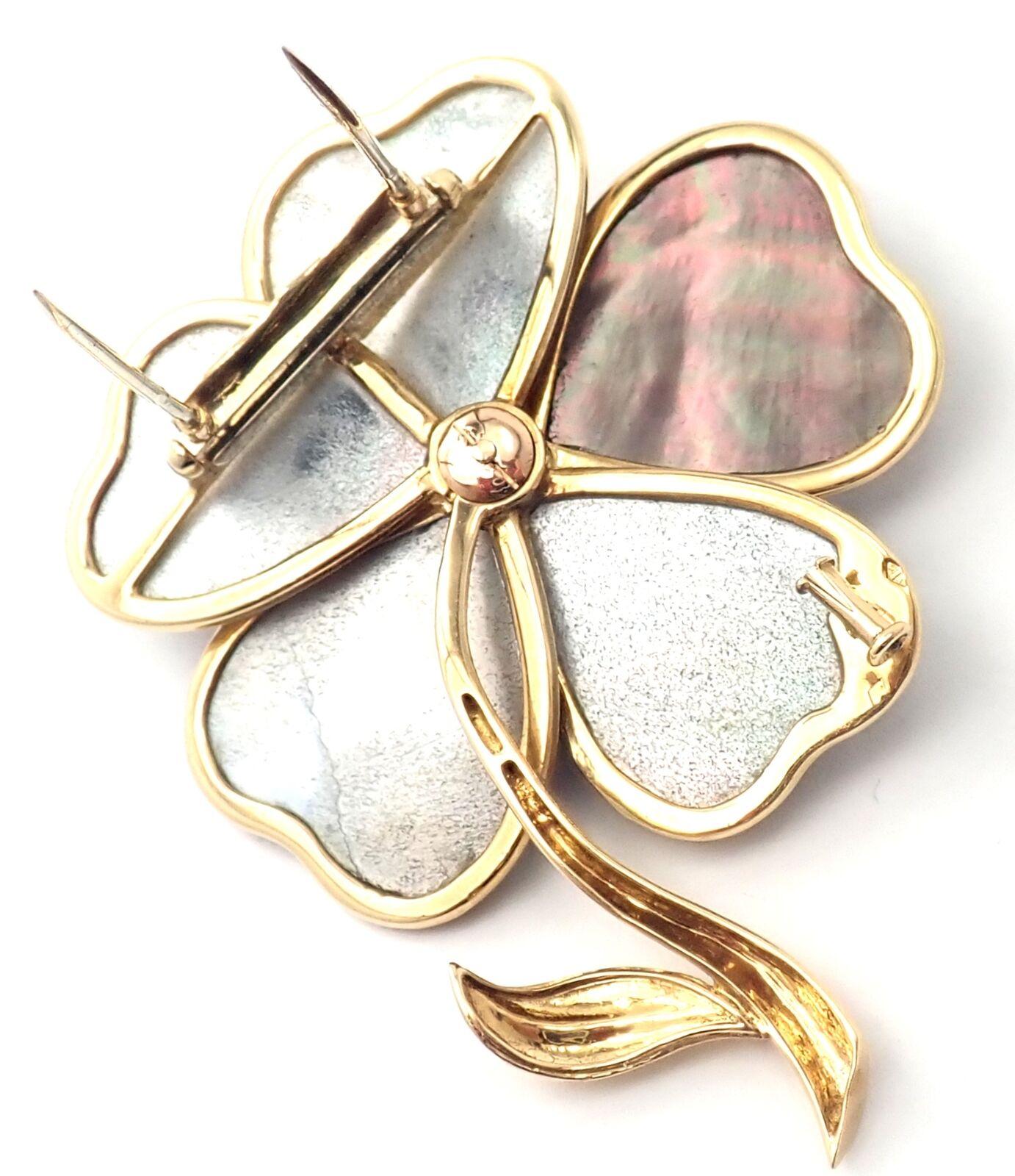 Women's or Men's Van Cleef & Arpels Clématite Flower Diamond Grey Mother of Pearl Gold Pin Brooch For Sale