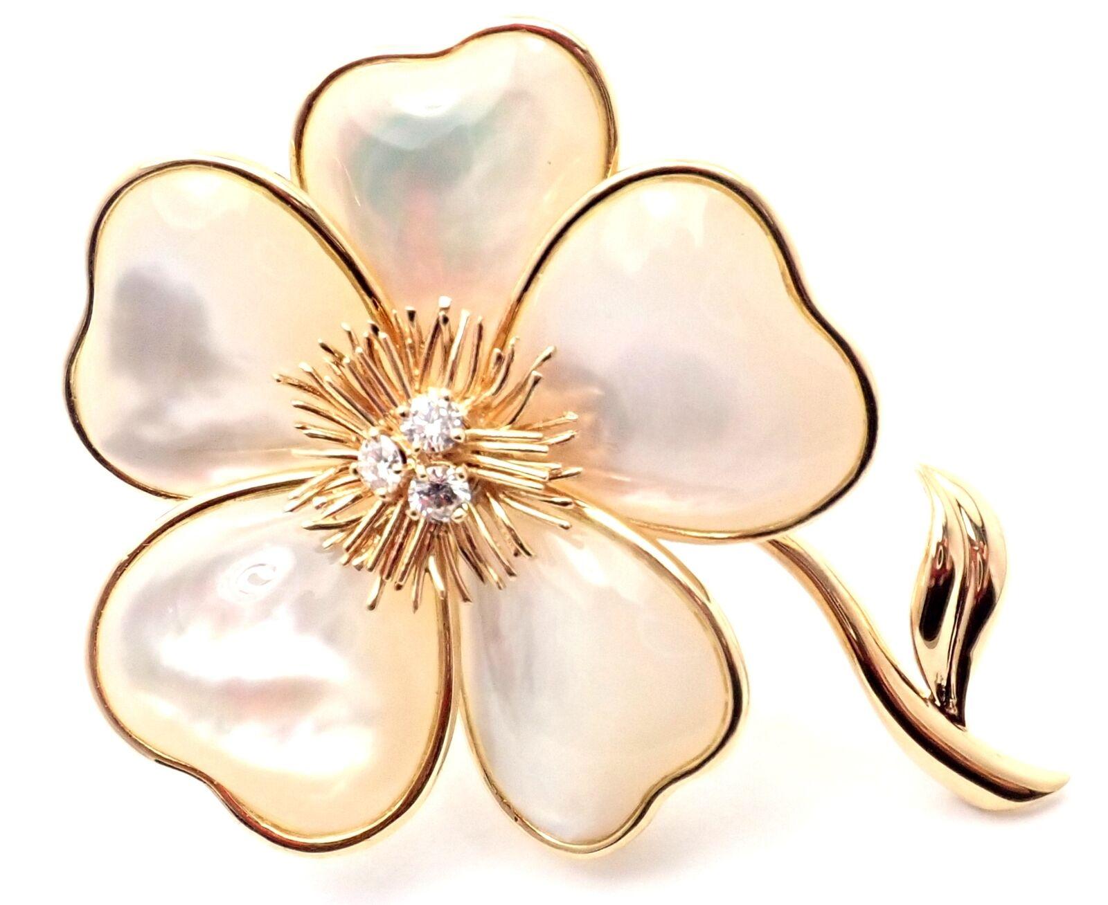 18k Yellow Gold Clématite Flower Diamond Mother Of Pearl Brooch by Van Cleef & Arpels.
This brooch comes with Van Cleef & Arpels box.
With 3 round brilliant cut diamonds VVS1 clarity, E color total weight approx. .60ct
5 mother of pearl