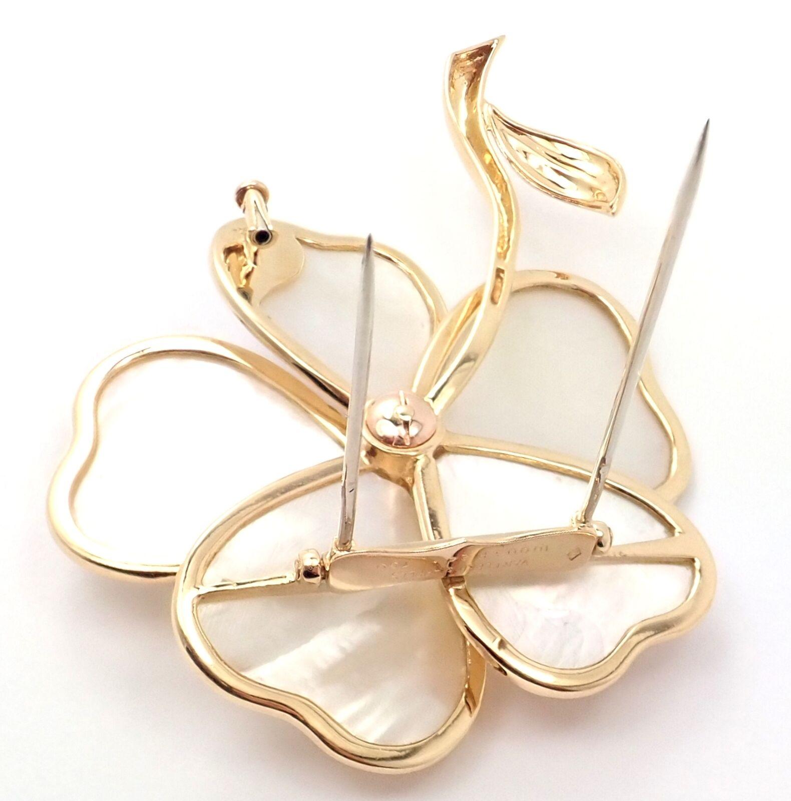 Taille brillant Van Cleef & Arpels Broche fleur en or, cristal, diamant et nacre avec épingle en vente
